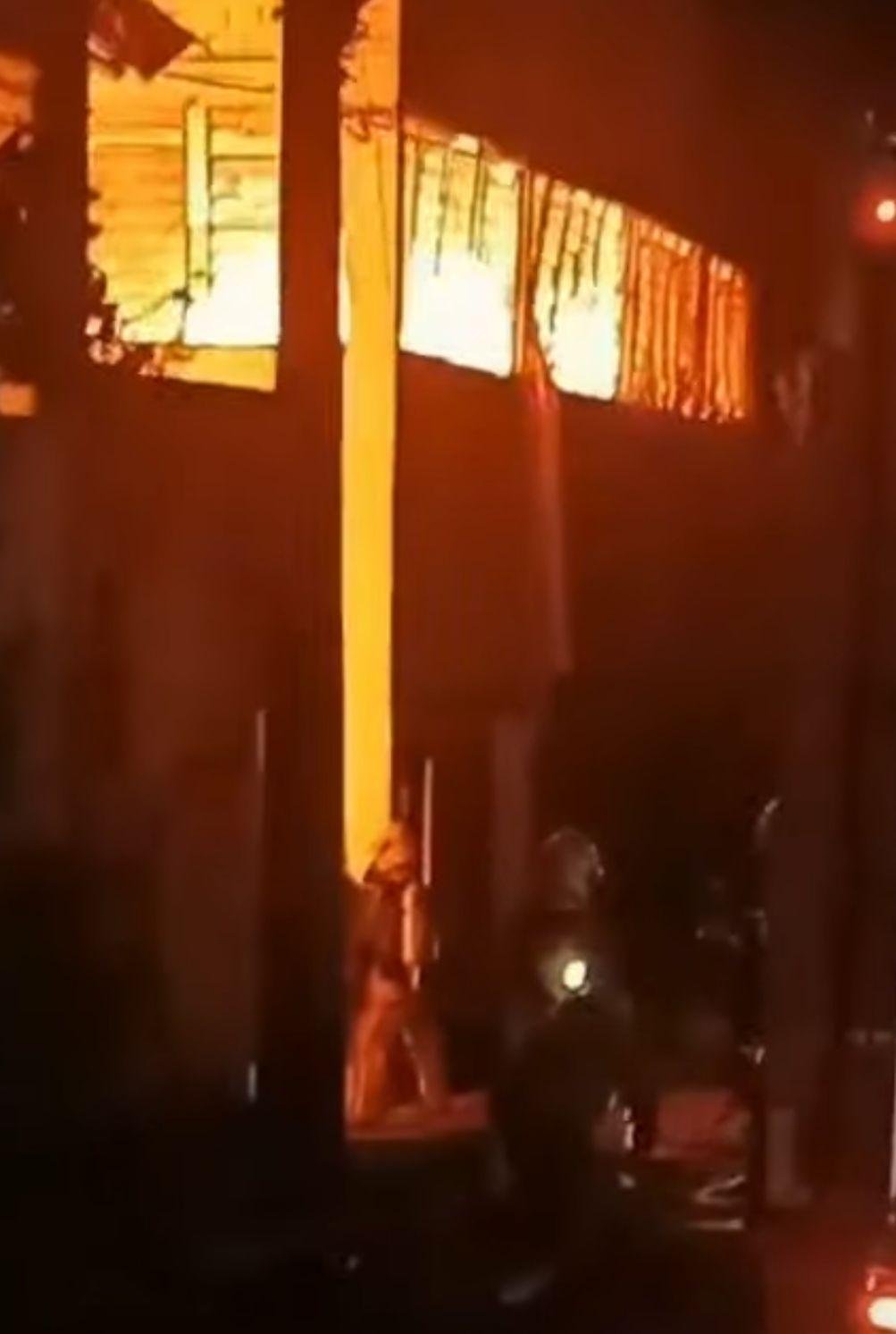 Inc&ecirc;ndio atingiu um dep&oacute;sito de cuias em Novo Hamburgo