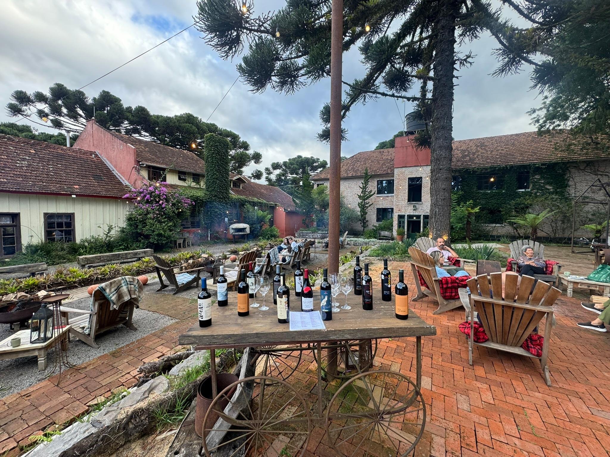 Sele&ccedil;&atilde;o de vinhos brasileiros apresentada no p&aacute;tio do Parador Hampel, em S&atilde;o Francisco de Paula