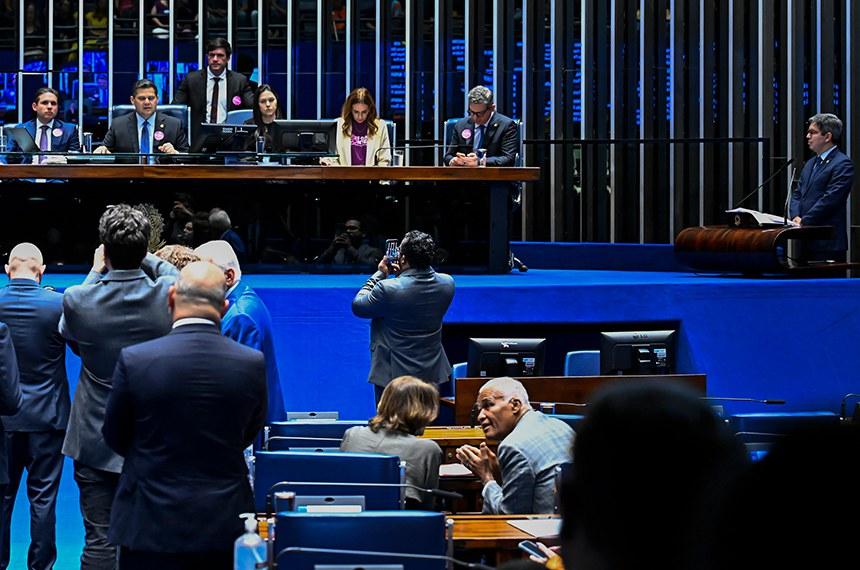 O relator do projeto foi o senador Randolfe Rodrigues (&agrave; direita)