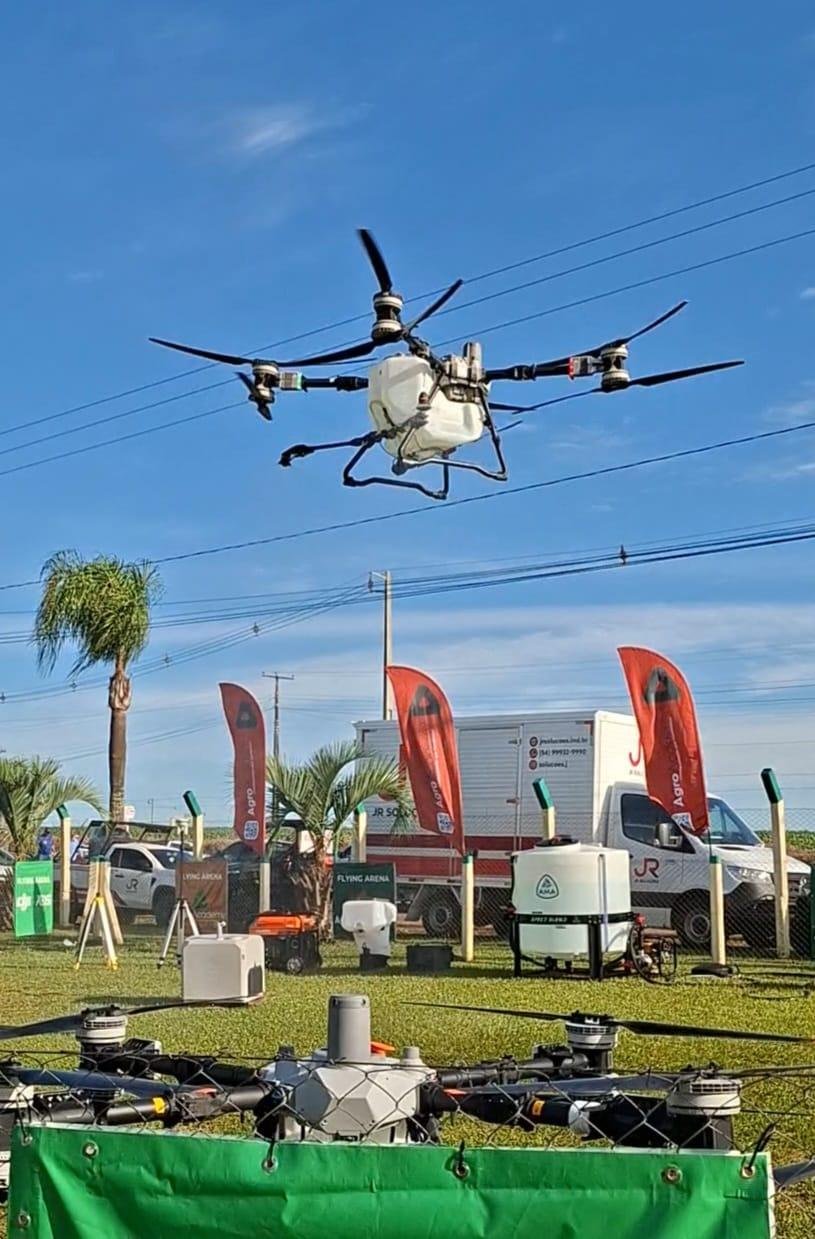 Drones pulverizadores tem capacidade para at&eacute; 100 litros de defensivos agr&iacute;colas