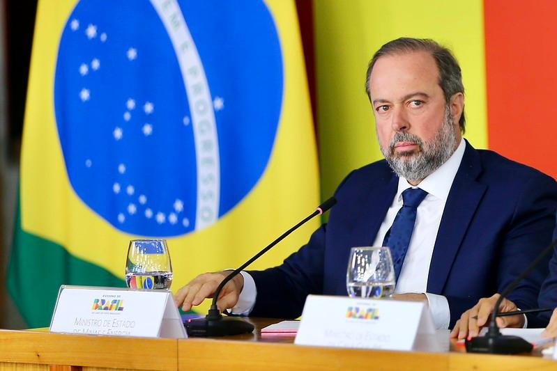 Ministros fizeram uma reuni&atilde;o nesta quinta-feira com representantes das maiores distribuidoras privadas de combust&iacute;veis