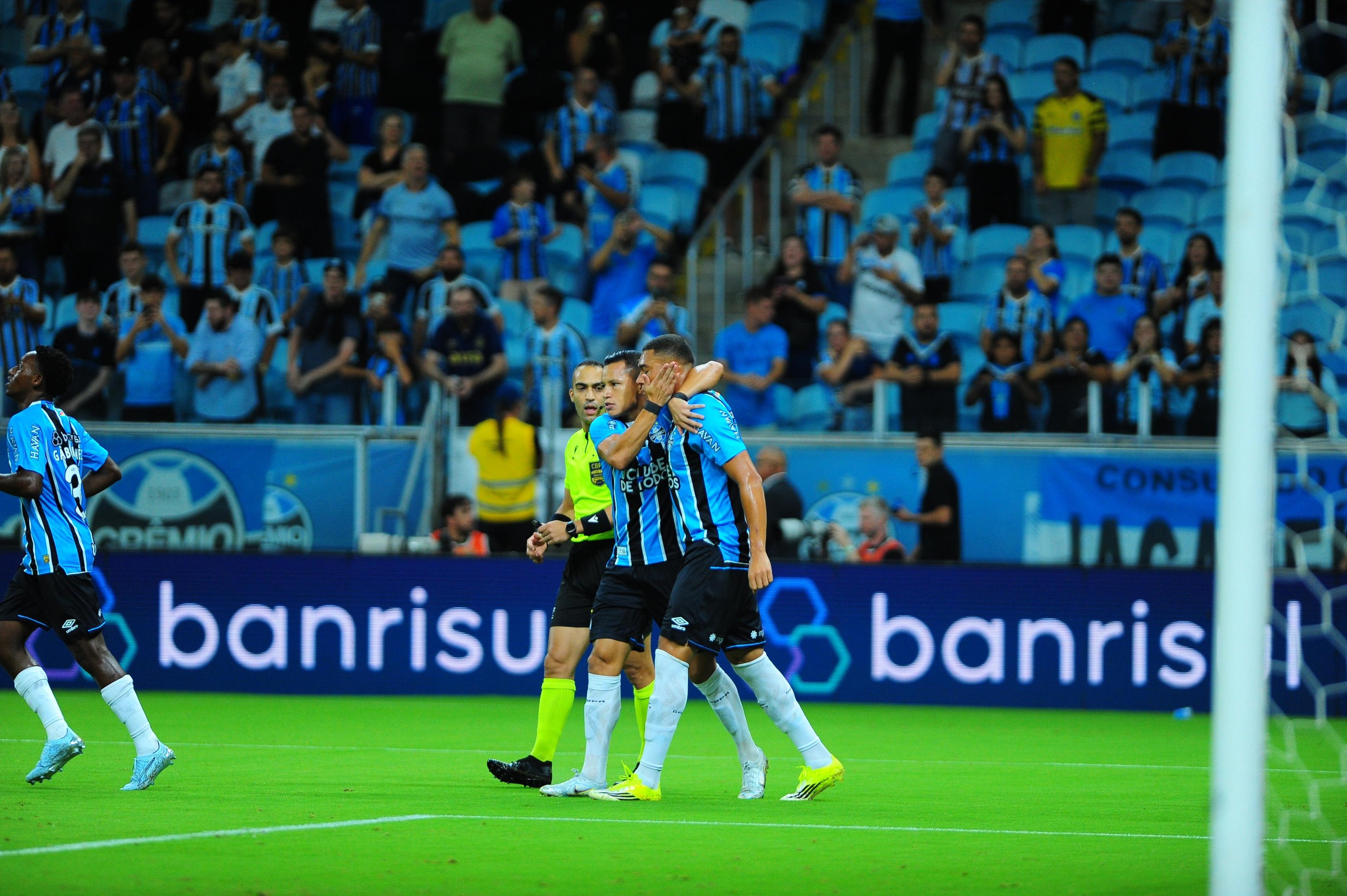 Carlos Vin&iacute;cius marcou de cabe&ccedil;a no in&iacute;cio do primeiro tempo