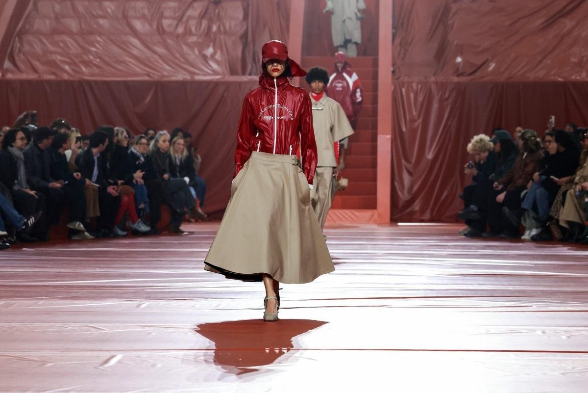 Desfile da Lacoste na Paris Fashion Week apresentou cole&ccedil;&atilde;o inspirada em uma partida de t&ecirc;nis interrompida pela chuva
