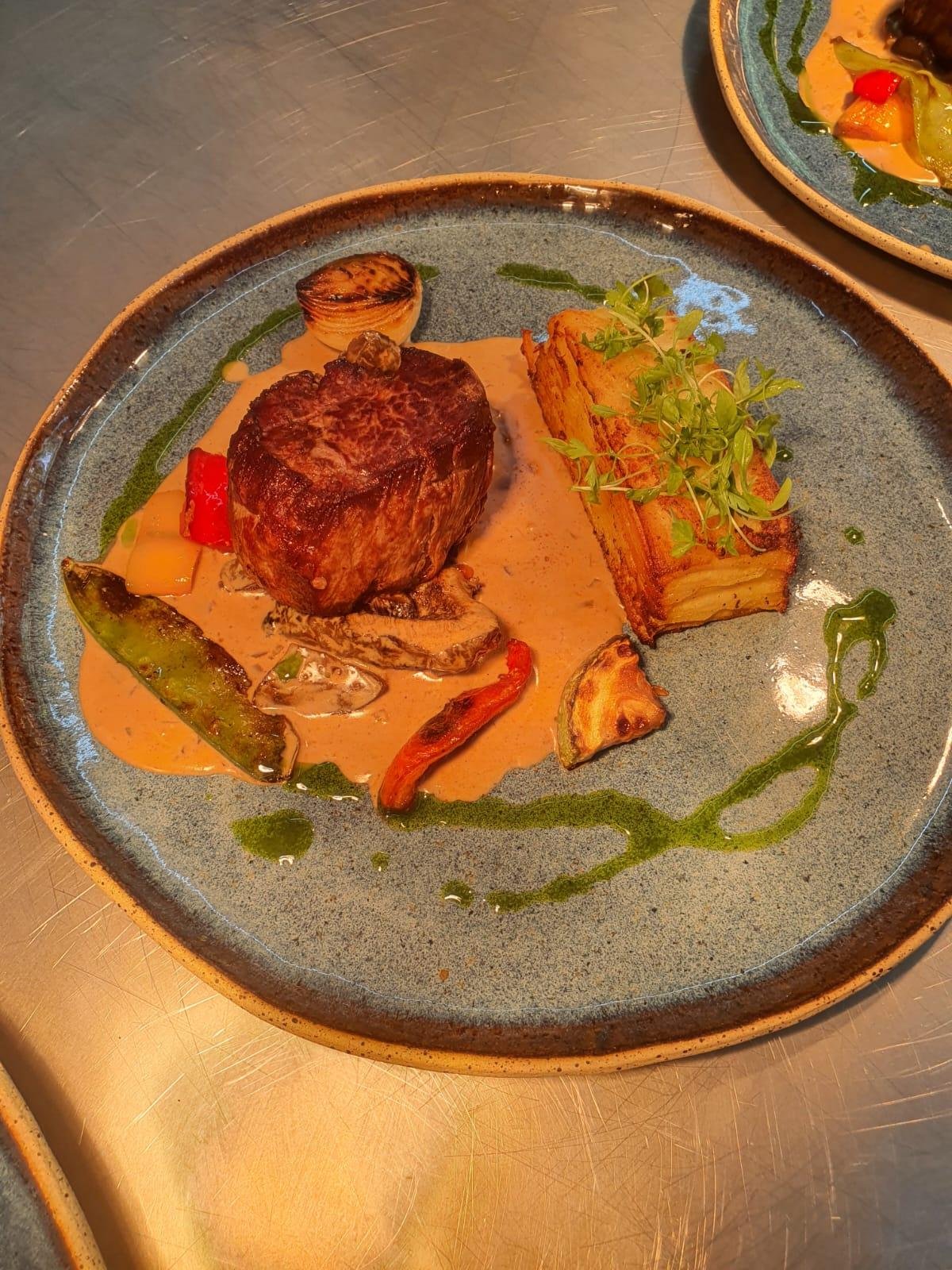 O funghi seco hidratado e o vinho branco formam a base arom&aacute;tica do molho que envolve os medalh&otilde;es de fil&eacute;