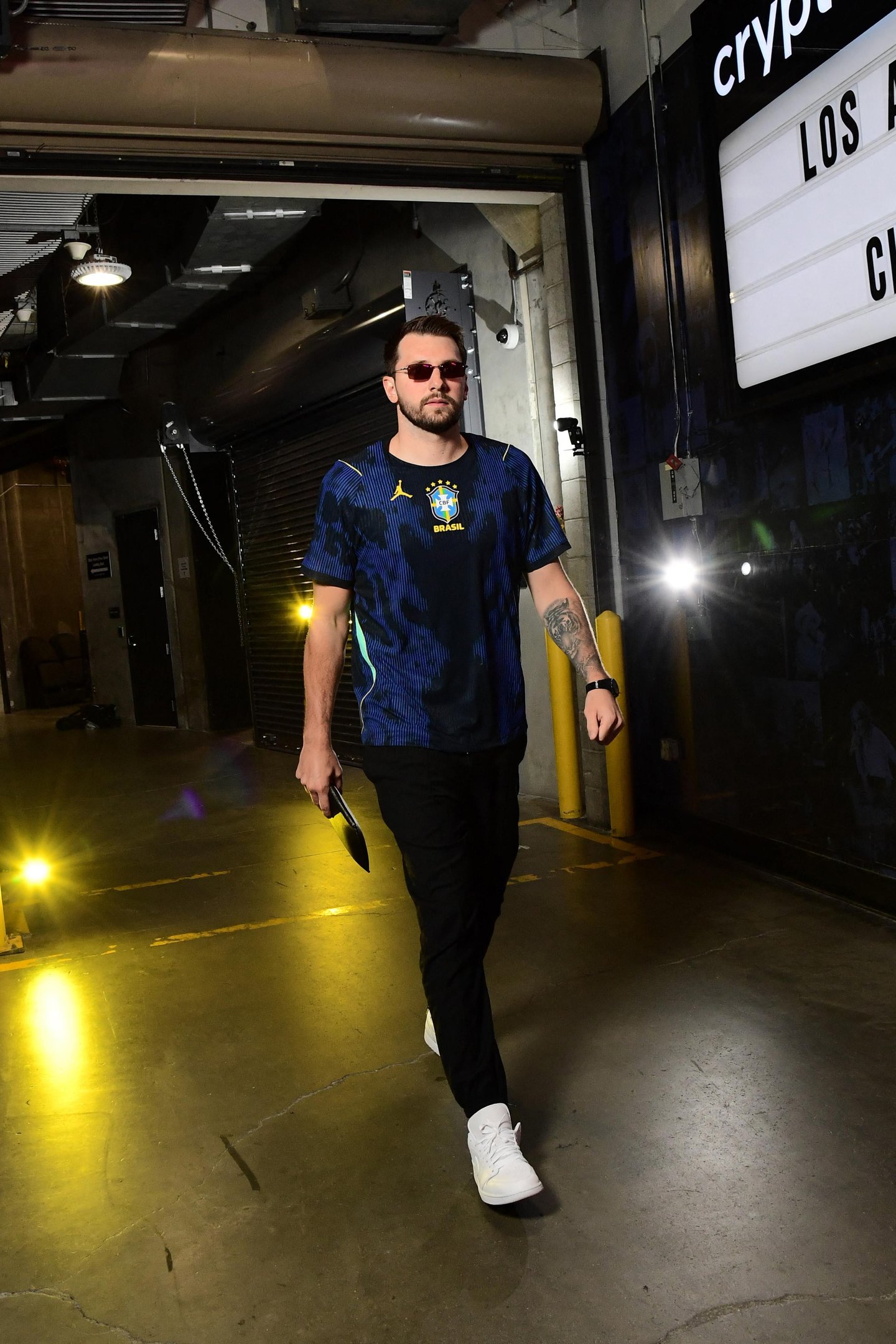 Luka Doncic chegou para o jogo do Los Angeles Lakers vestindo a nova camisa azul da Sele&ccedil;&atilde;o Brasileira