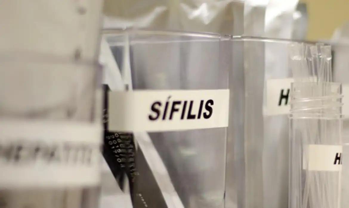 S&iacute;filis &eacute; uma infec&ccedil;&atilde;o sexualmente transmiss&iacute;vel cur&aacute;vel transmitida durante a rela&ccedil;&atilde;o sexual ou de m&atilde;e para filho, na gesta&ccedil;&atilde;o