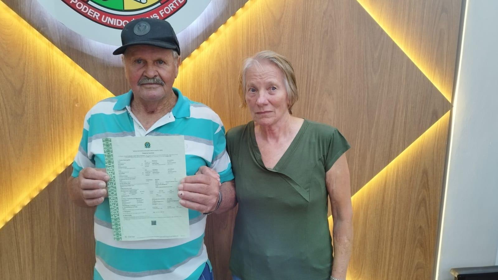 Agricultores Nadir e Carlos Stuzinski, de Seberi, recebem t&iacute;tulo de regulariza&ccedil;&atilde;o fundi&aacute;ria