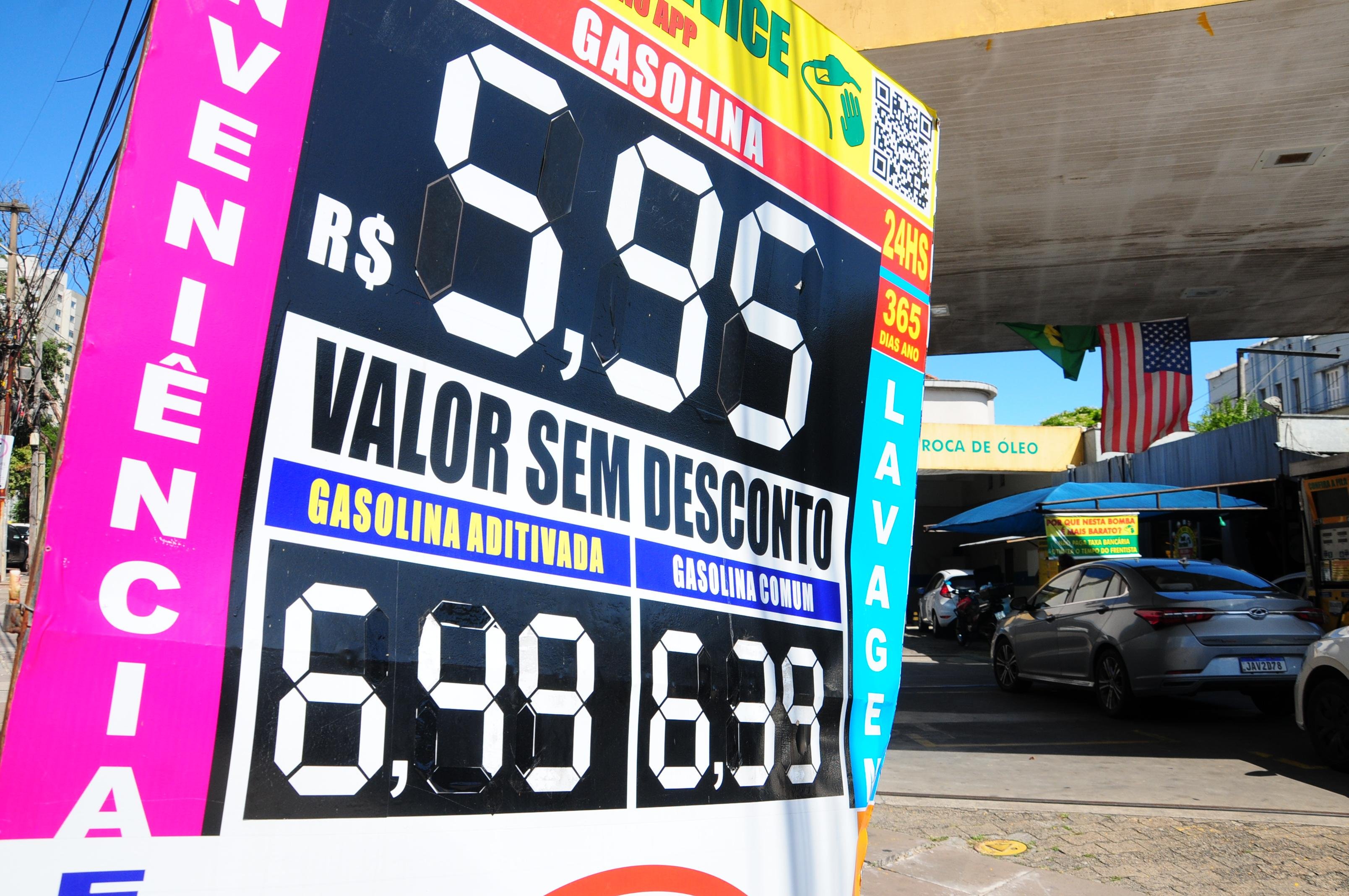 No Brasil, as altas foram de 4,9% na gasolina e 13,6% no diesel
