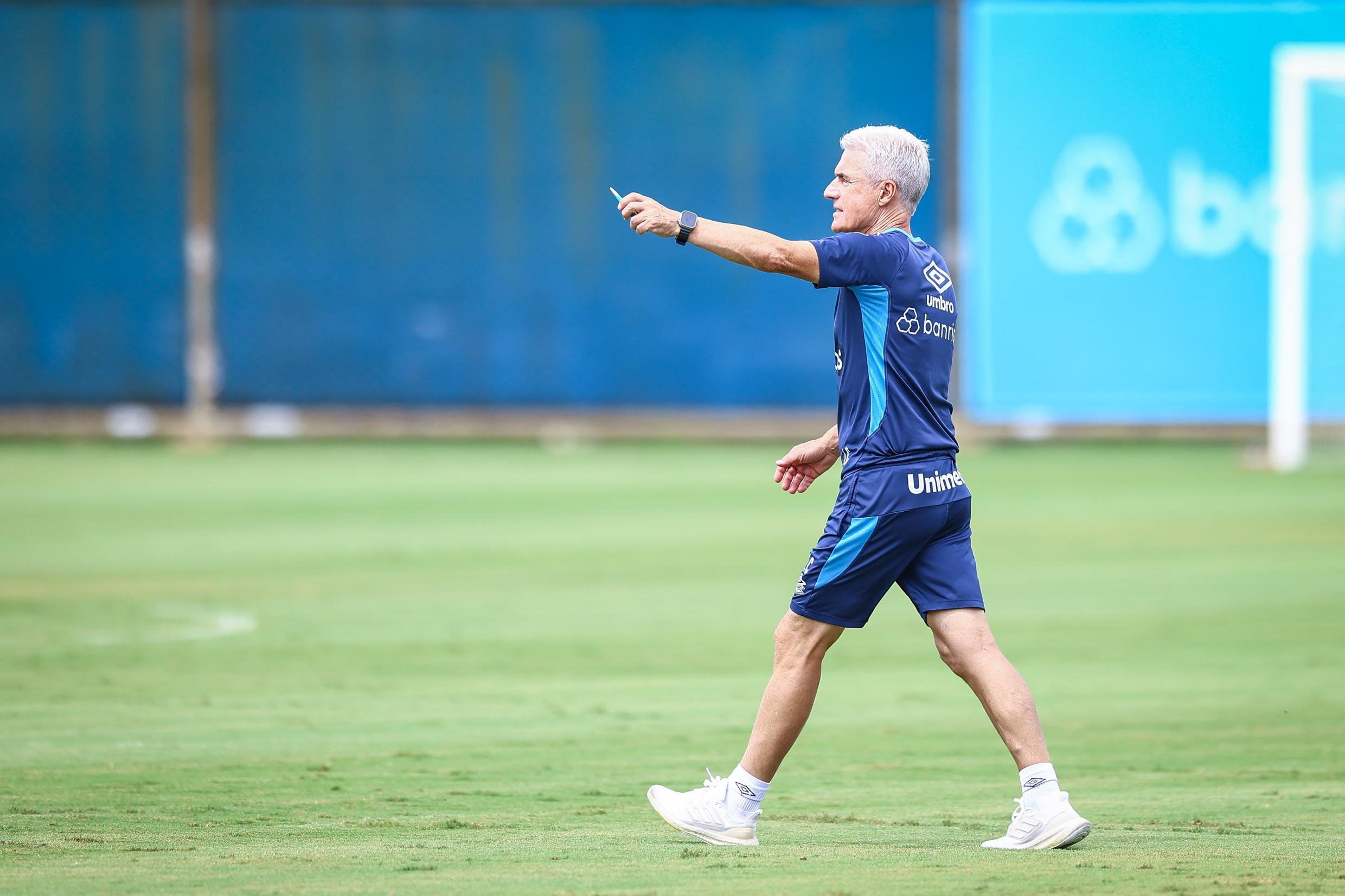 Lu&iacute;s Castro comandou o treinamento na manh&atilde; desta sexta-feira