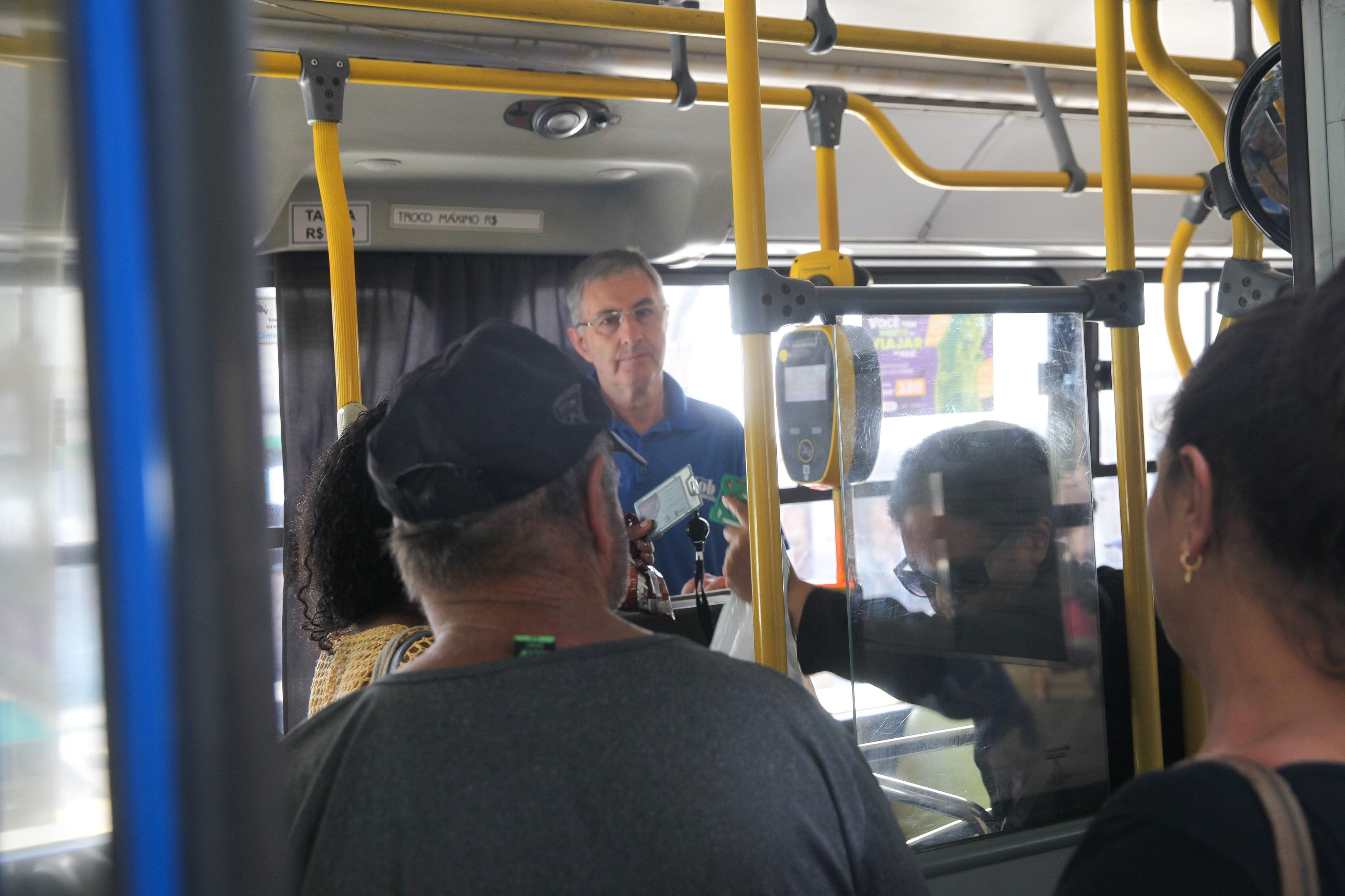 De acordo com a prefeitura, cobradores ainda s&atilde;o utilizados em &ocirc;nibus com embarque pelo lado esquerdo e em determinadas linhas em hor&aacute;rio de pico