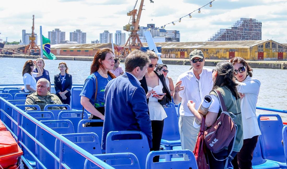 Atividade foi realizada a bordo da embarca&ccedil;&atilde;o Porto Alegre 10 por um grupo de cerca de 80 pessoas
