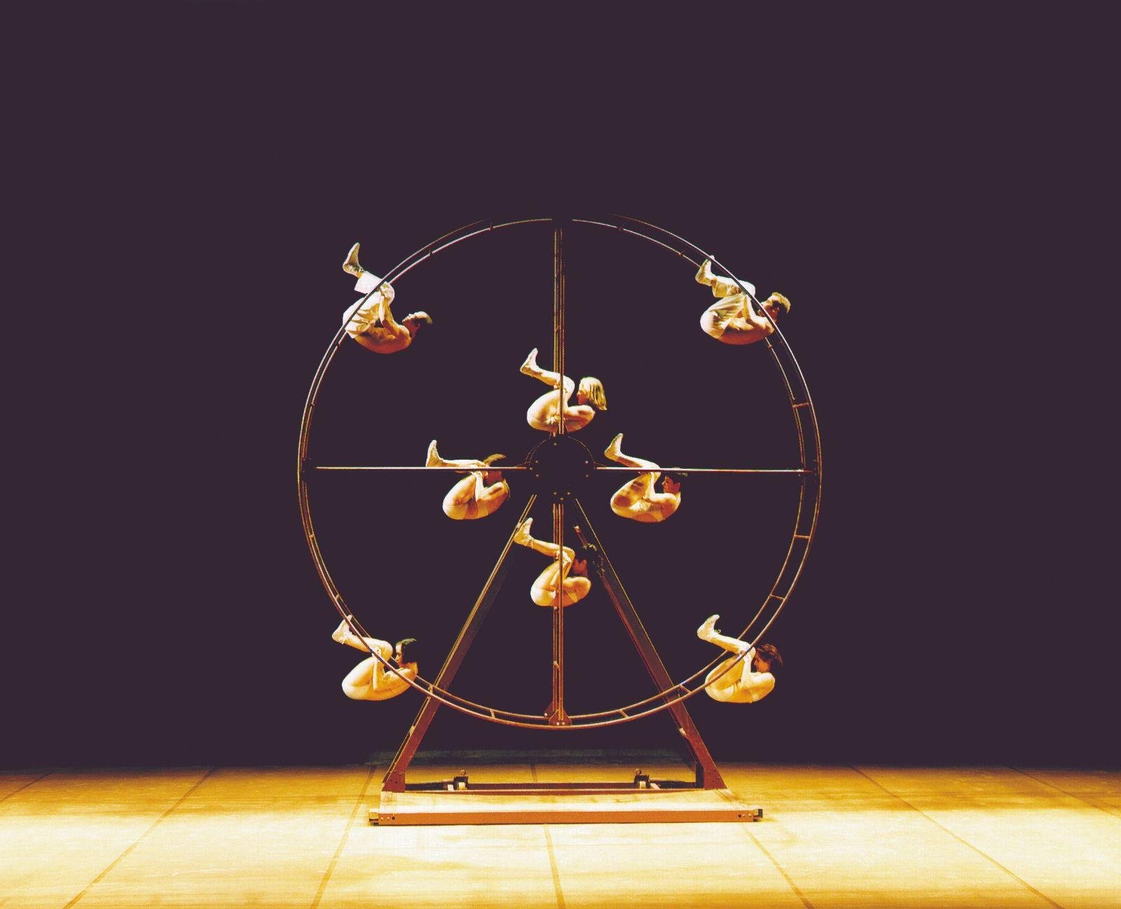 O fechamento do programa de "Remix", da Companhia de Dan&ccedil;a Deborah Colker, vem com as coreografias &ldquo;Gravidade&rdquo; e &ldquo;Roda&rdquo; do espet&aacute;culo &ldquo;Rota&rdquo; (1997).