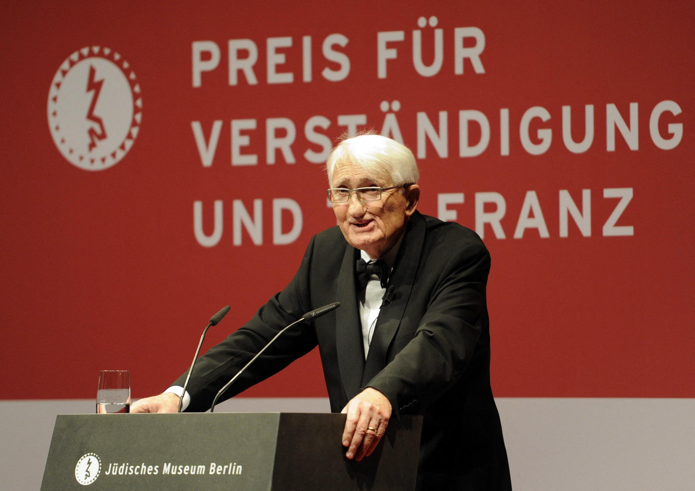 Habermas dedicou sua vida ao estudo da democracia, especialmente por meio de suas teorias sobre a racionalidade comunicativa e a esfera p&uacute;blica