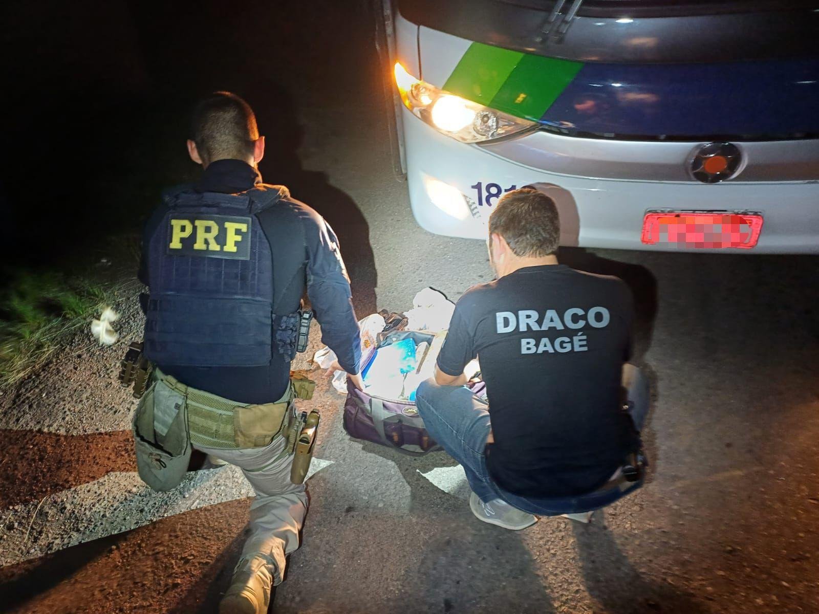 Foram encontrados na mochila de um deles 10 quilos de maconha e 2 quilos de coca&iacute;na.