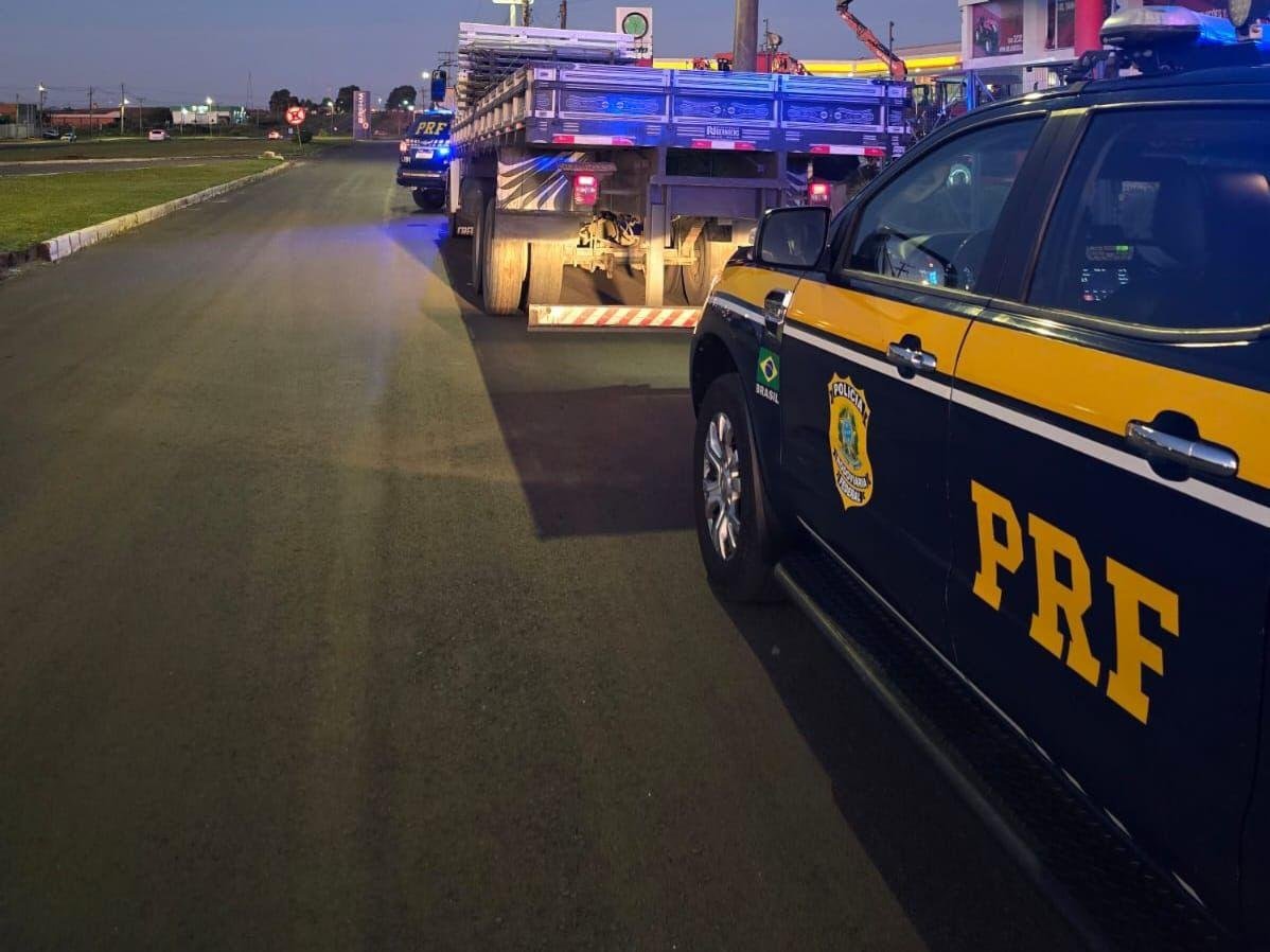 Condutor de um caminh&atilde;o foi preso por porte ilegal de arma de fogo e por ter rebite na cabine
