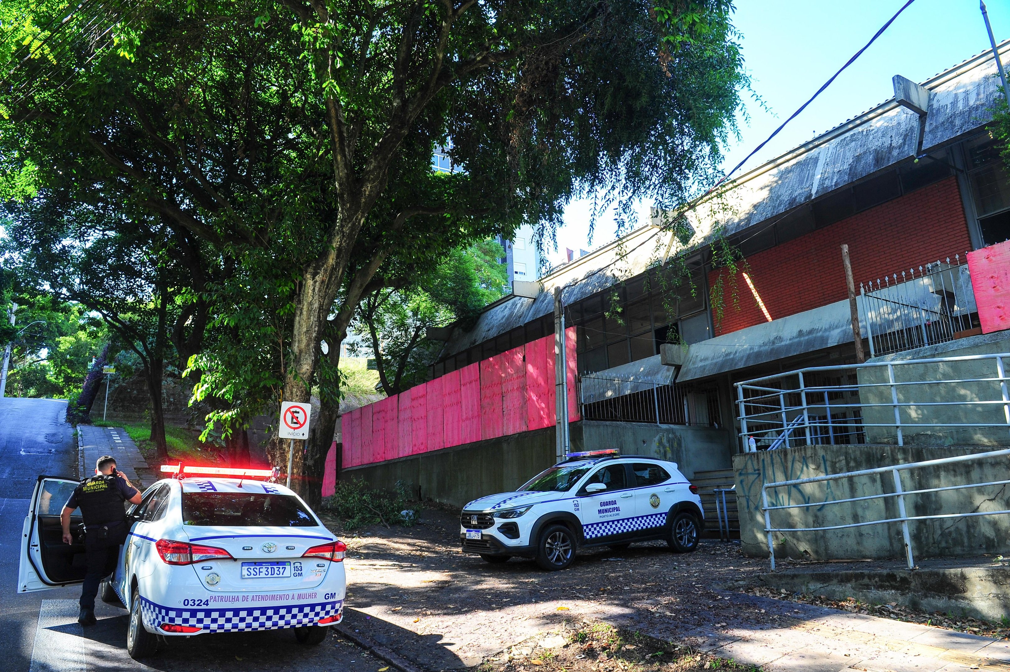 Im&oacute;vel foi desocupado na tarde de s&aacute;bado e &eacute; monitorado pela Guarda Municipal