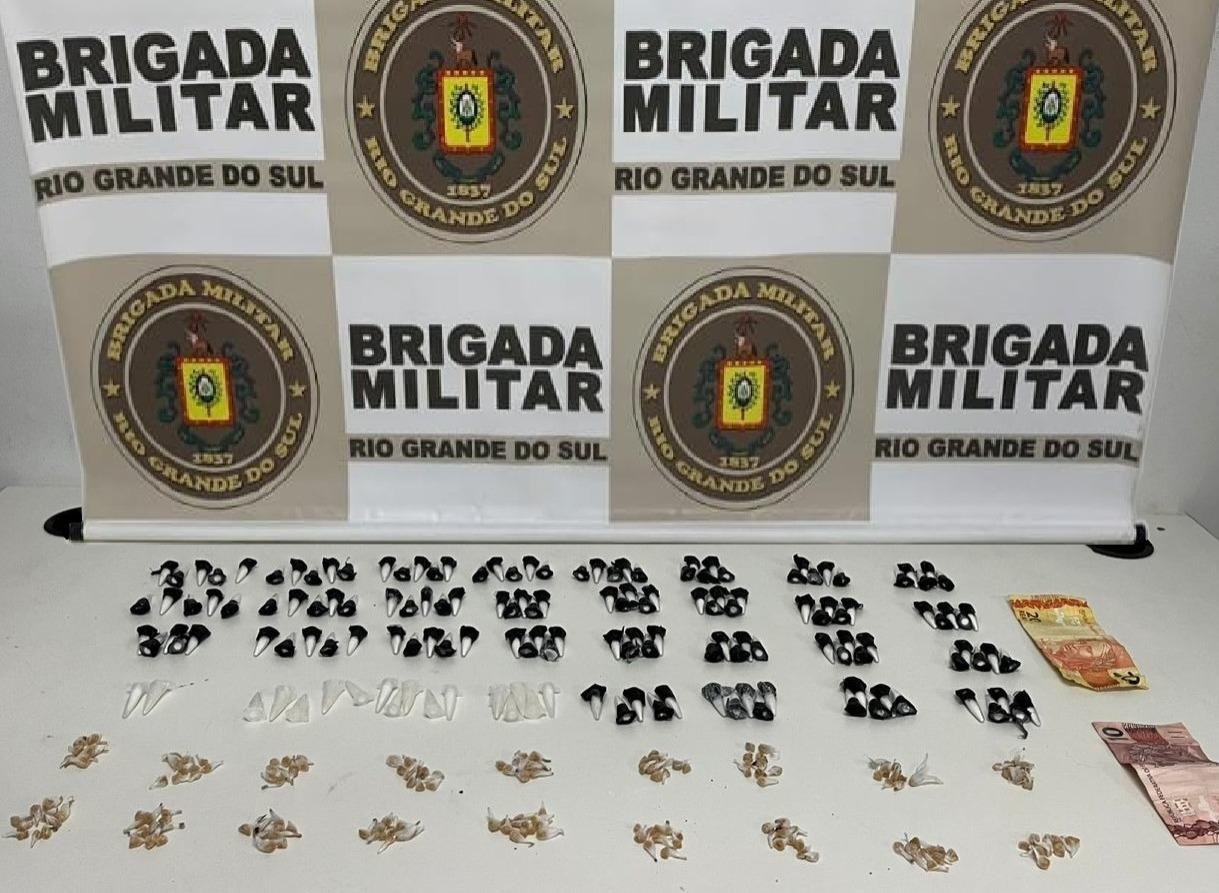 Durante as buscas, foram localizadas por&ccedil;&otilde;es de subst&acirc;ncia semelhante &agrave; coca&iacute;na, crack e dinheiro em esp&eacute;cie