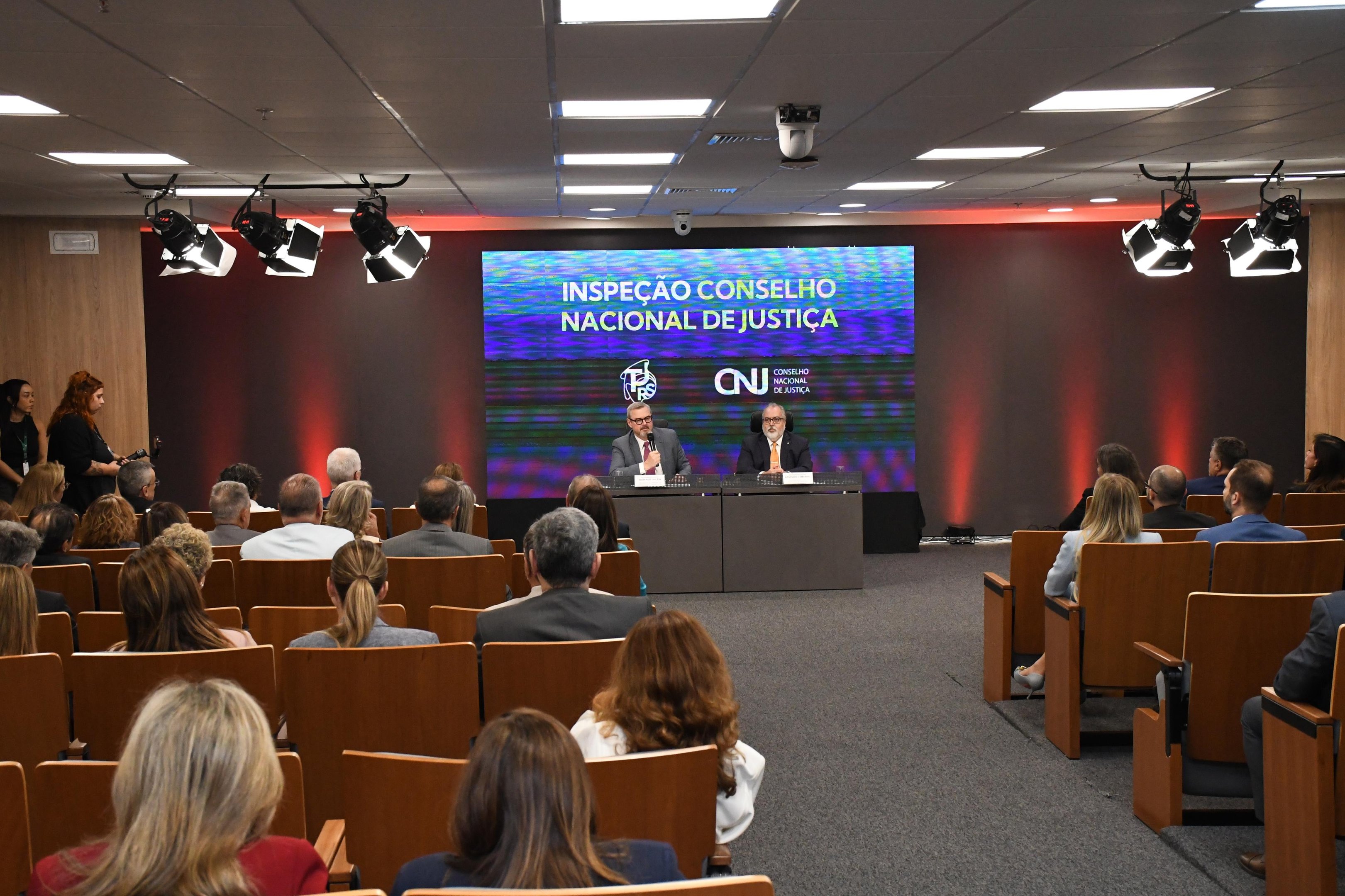 Presidente Uhlein (Esq.) fala durante evento de encerramento da inspe&ccedil;&atilde;o