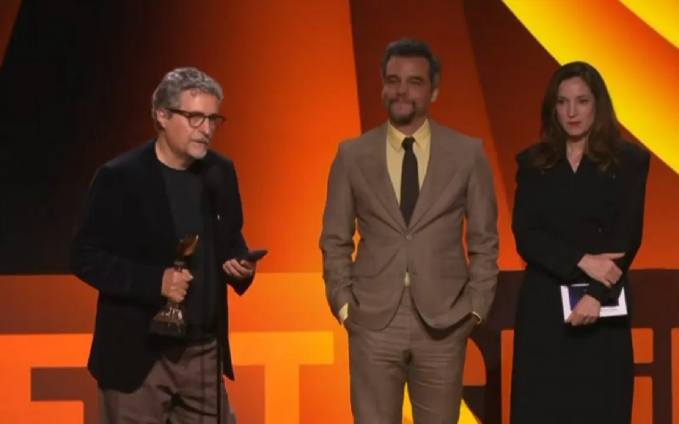 Kleber Mendon&ccedil;a Filho agradece a uma das tantas premia&ccedil;&otilde;es at&eacute; ent&atilde;o, o Melhor Filme Internacional do Spirit Awards
