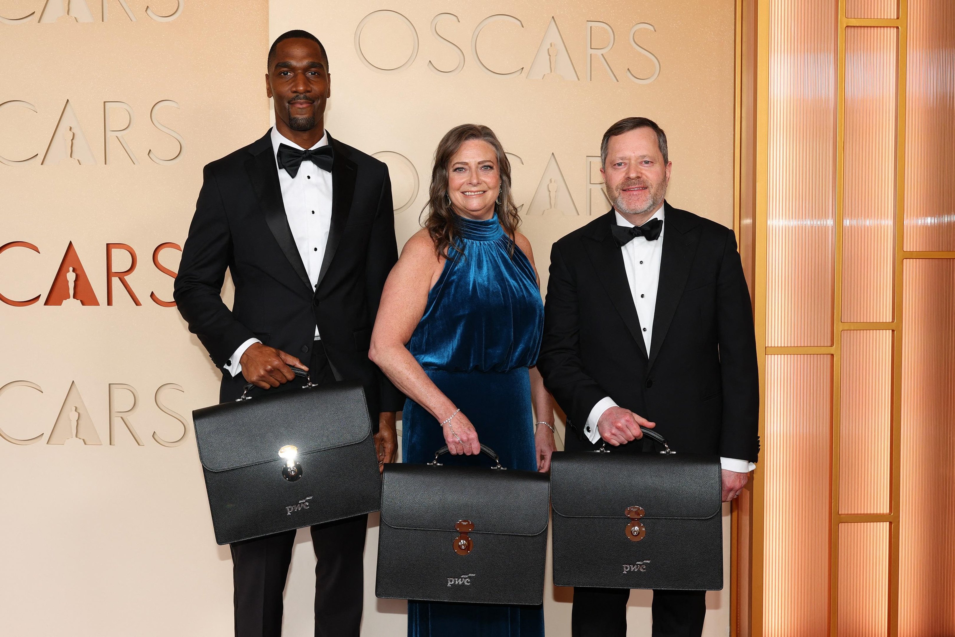 Representantes da Price Waterhouse Coopers chegam com os votos da 98&ordf; edi&ccedil;&atilde;o do Oscar, no Dolby Theatre, em Los Angeles