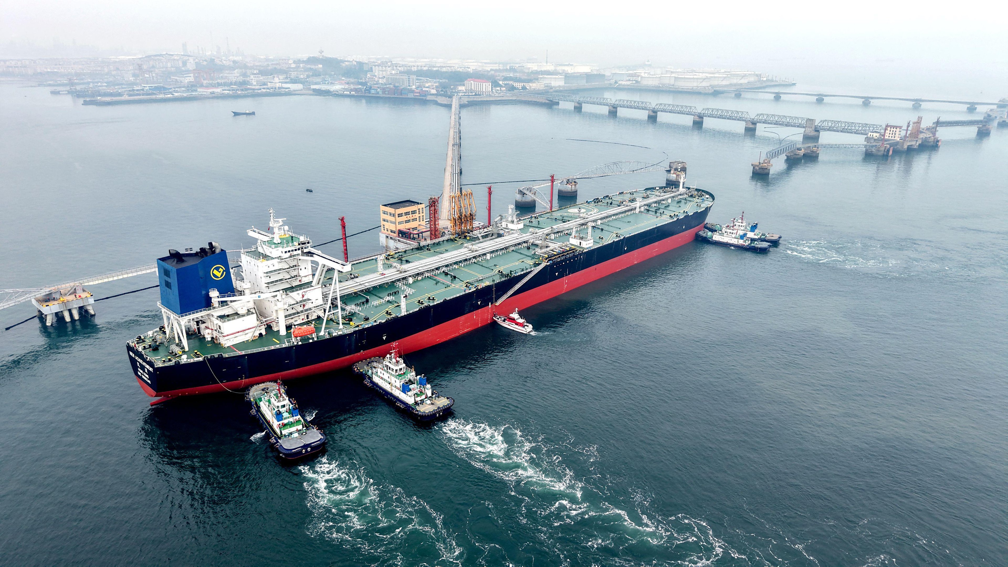Petr&oacute;leo bruto est&aacute; acima de US$ 100 o barril nesta segunda