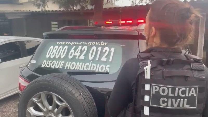 Imagem de policial da Delegacia de Homic&iacute;dios de Alvorada em dilig&ecirc;ncias