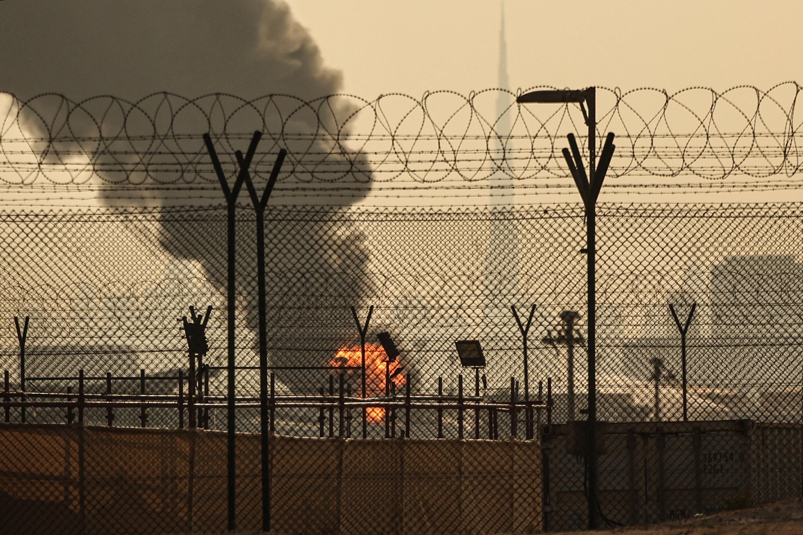 Drone provocou um inc&ecirc;ndio em um tanque de combust&iacute;vel perto do aeroporto de Dubai