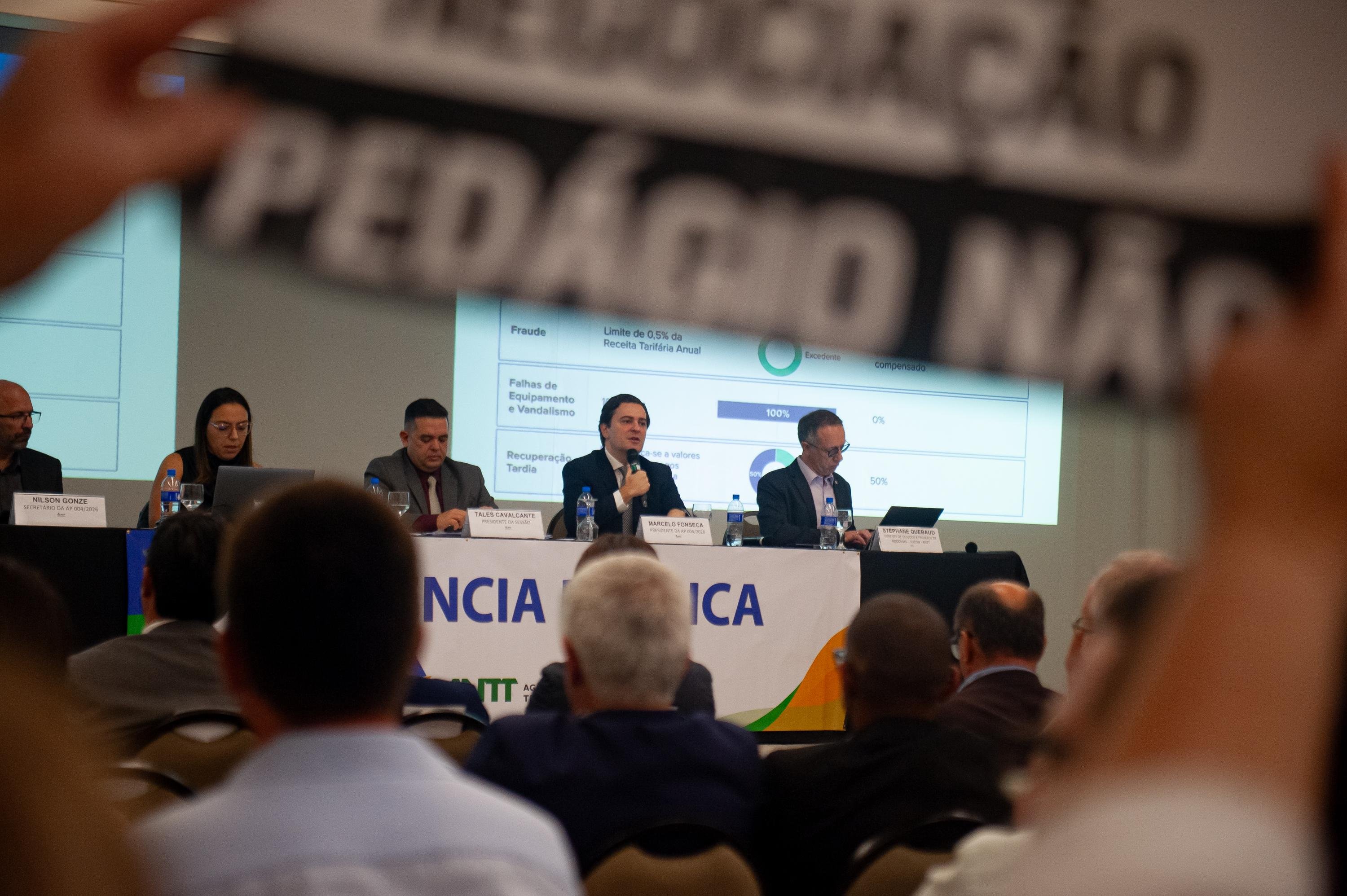 A sess&atilde;o p&uacute;blica tamb&eacute;m contou com manifesta&ccedil;&otilde;es de deputados federais e estaduais, secret&aacute;rios e vereadores, al&eacute;m de representantes de movimentos contr&aacute;rios aos ped&aacute;gios