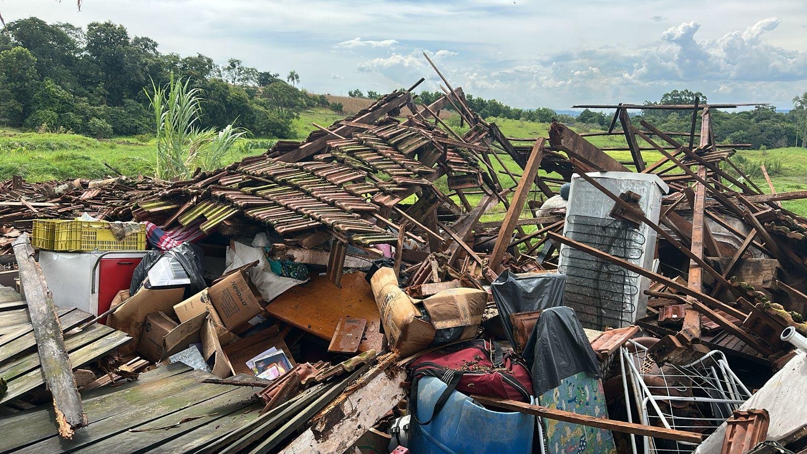 Rajadas de vento chegaram a 90km/h durante o temporal, causando danos para cerca de 100 moradores