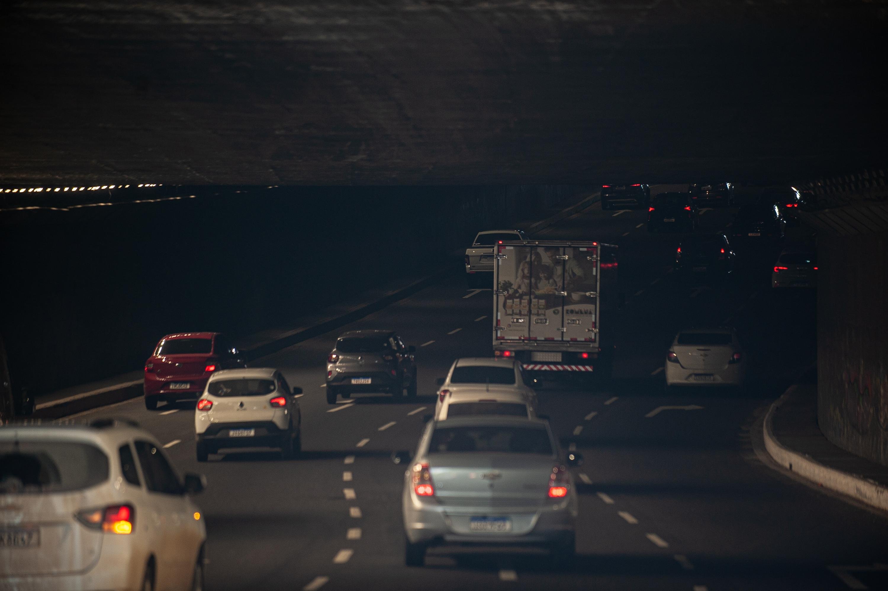Refletores e cabos do quadro de alimenta&ccedil;&atilde;o do circuito el&eacute;trico do T&uacute;nel da Concei&ccedil;&atilde;o foram furtados e os dois sentidos ficaram parcialmente &agrave;s escuras