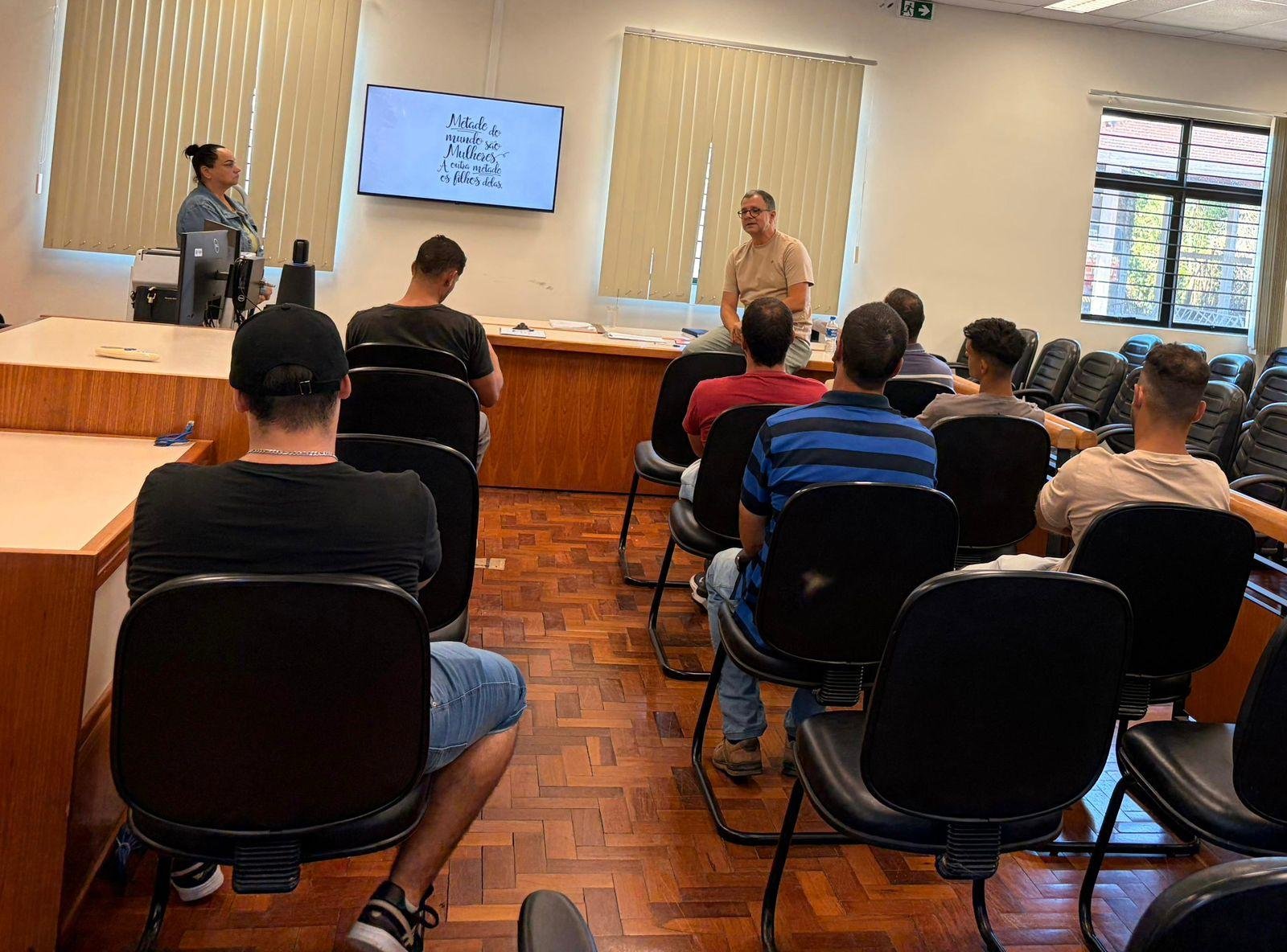 O grupo de homens  participaram de uma oficina, que teve dura&ccedil;&atilde;o de duas horas com a professora Mara Regina Castro e o  psic&oacute;logo Everton Tavares.