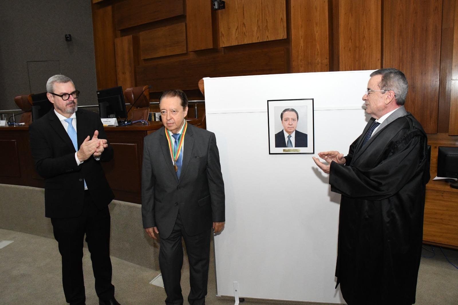 Desembargador Voltaire (centro) teve sua foto descerrada na galeria de Ex-presidentes do TRE-RS