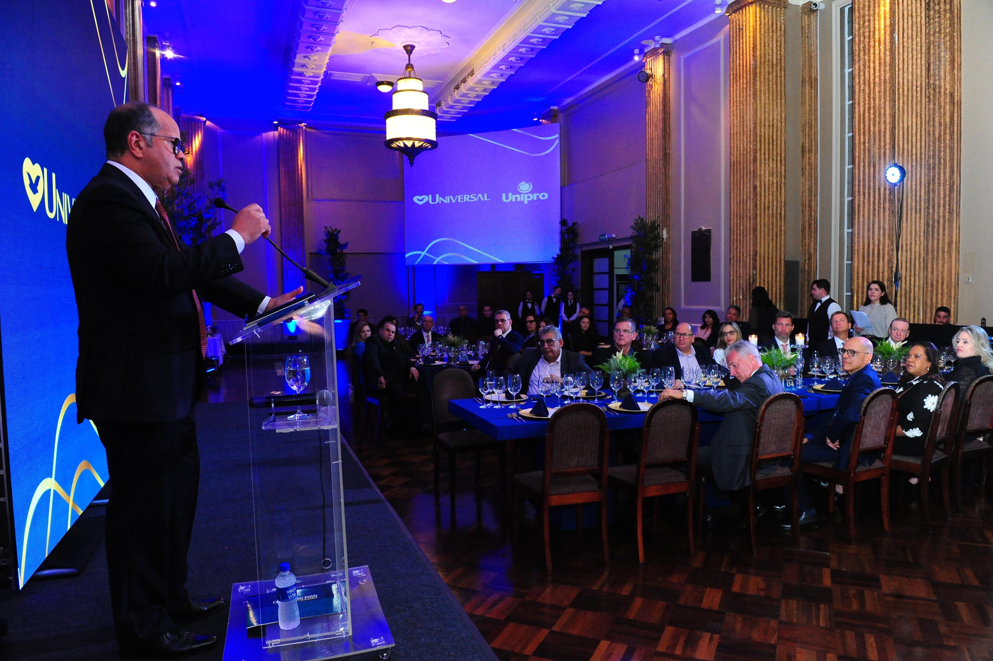 Bispo Sergio Corr&ecirc;a discursou durante o jantar