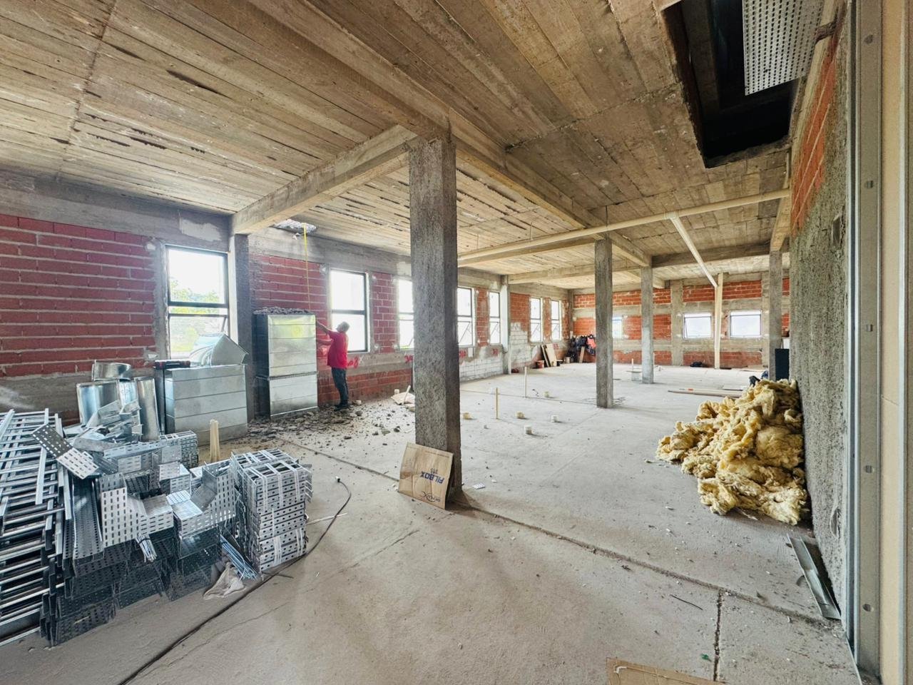 Al&eacute;m da constru&ccedil;&atilde;o do pr&eacute;dio, o projeto tamb&eacute;m inclui uma passarela de liga&ccedil;&atilde;o entre as estruturas do hospital