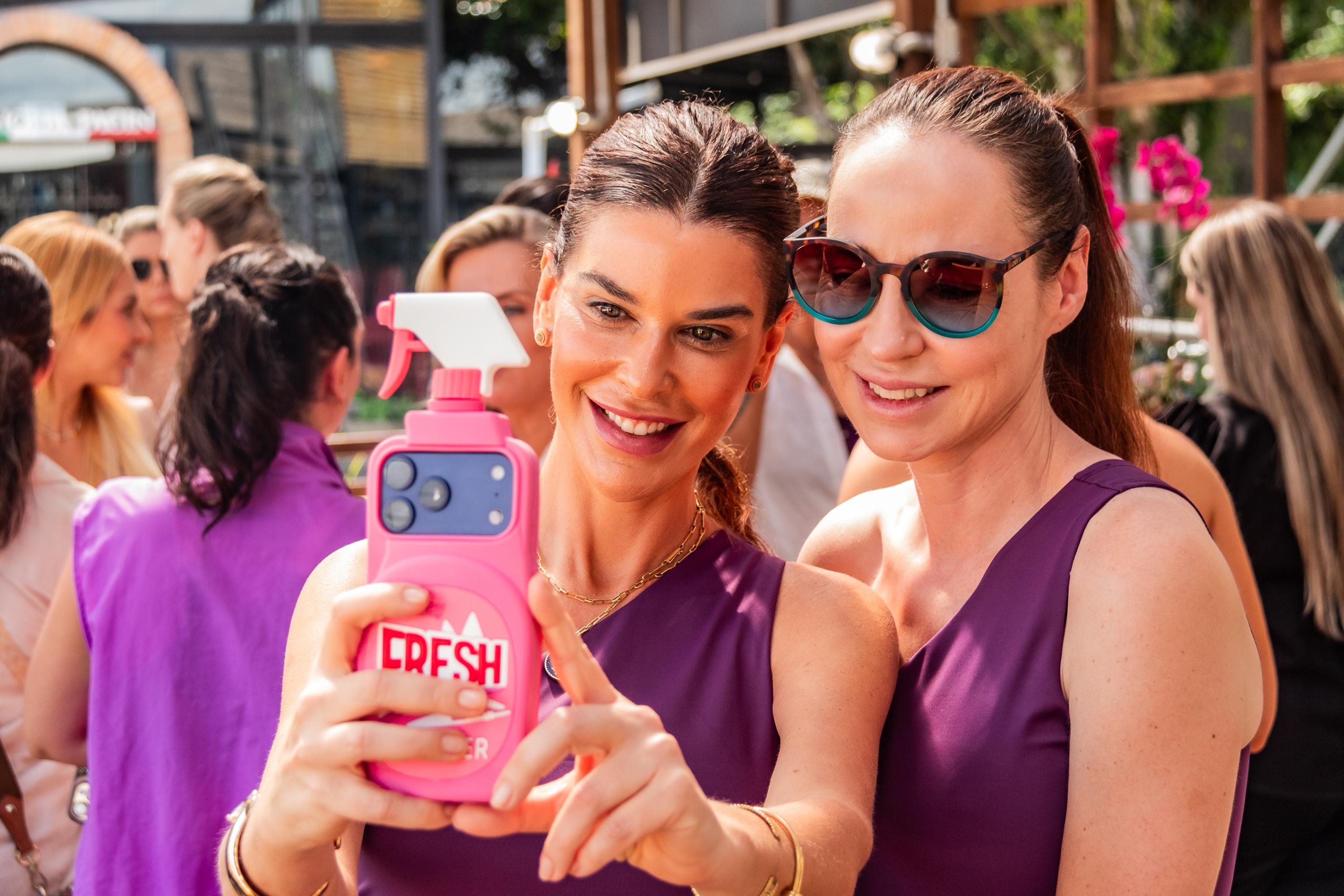 Mariana Alfonsin e Christine Prato curtiram com uma selfie no Cais Embarcadero
