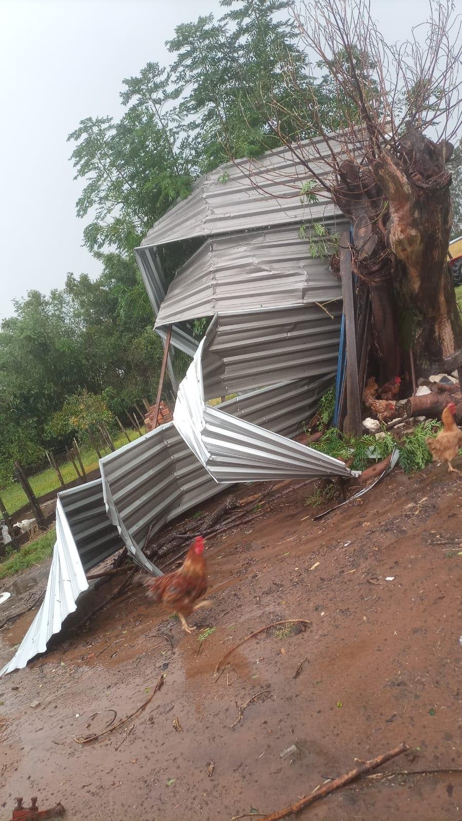 Em Formigueiro, na localidade de Pitangueira, um galp&atilde;o e duas casas ficaram destelhadas