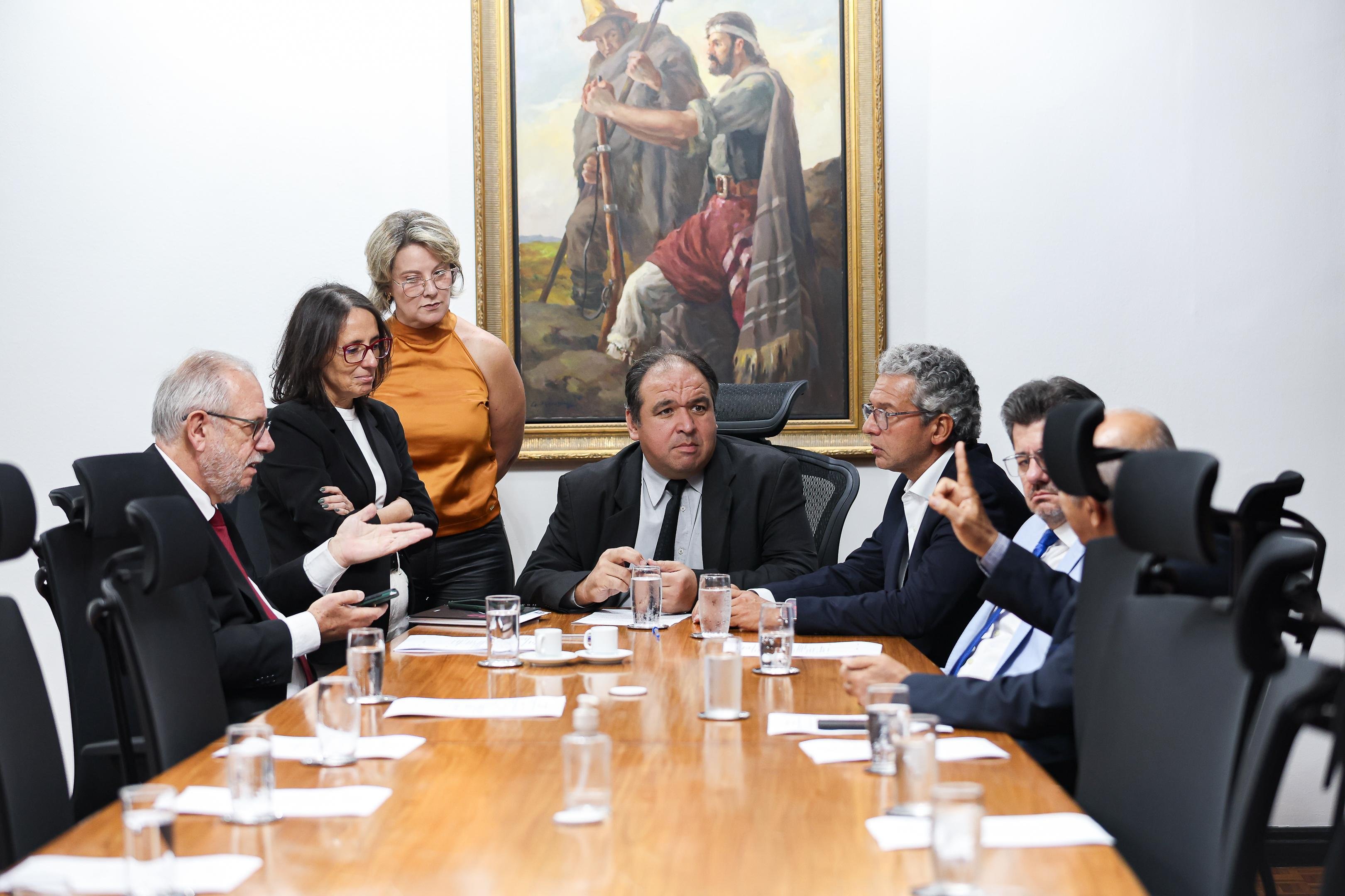 Al&eacute;m do vice-presidente, somente quatro deputados compareceram na reuni&atilde;o