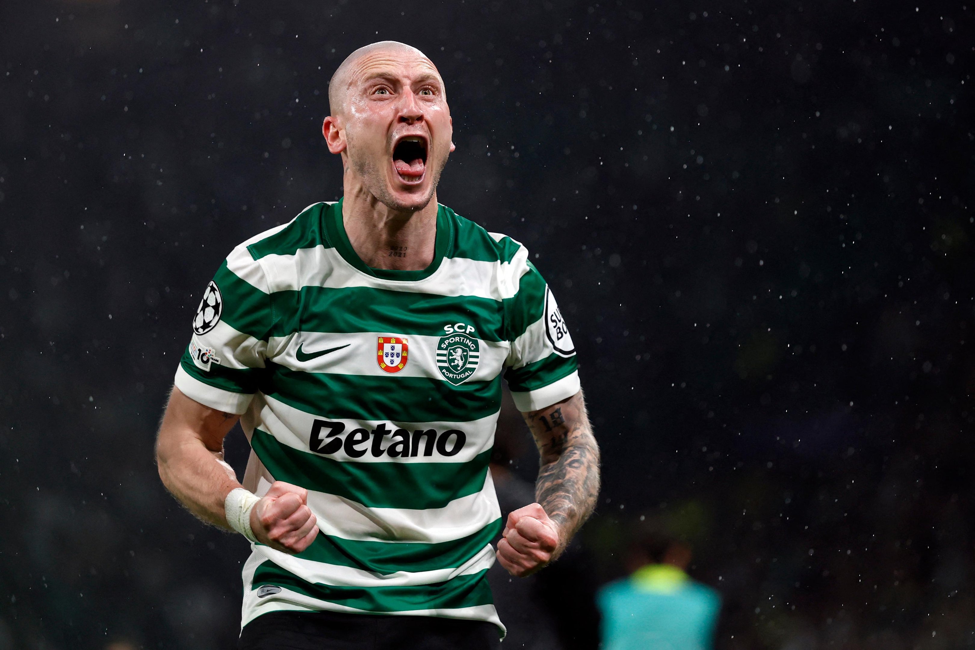 Zagueiro Nuno Santos, do Sporting, comemora um dos cinco gols do time portugu&ecirc;s