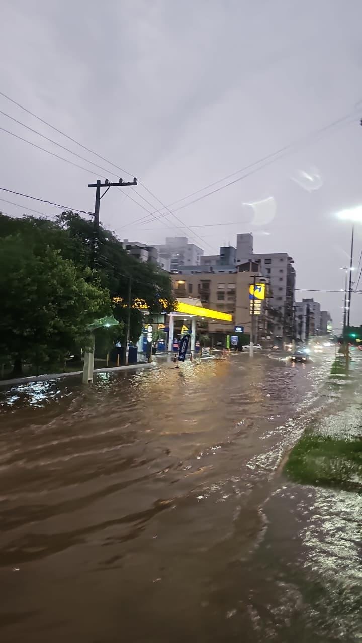 Ruas do centro de S&atilde;o Leopoldo ficaram muito alagadas