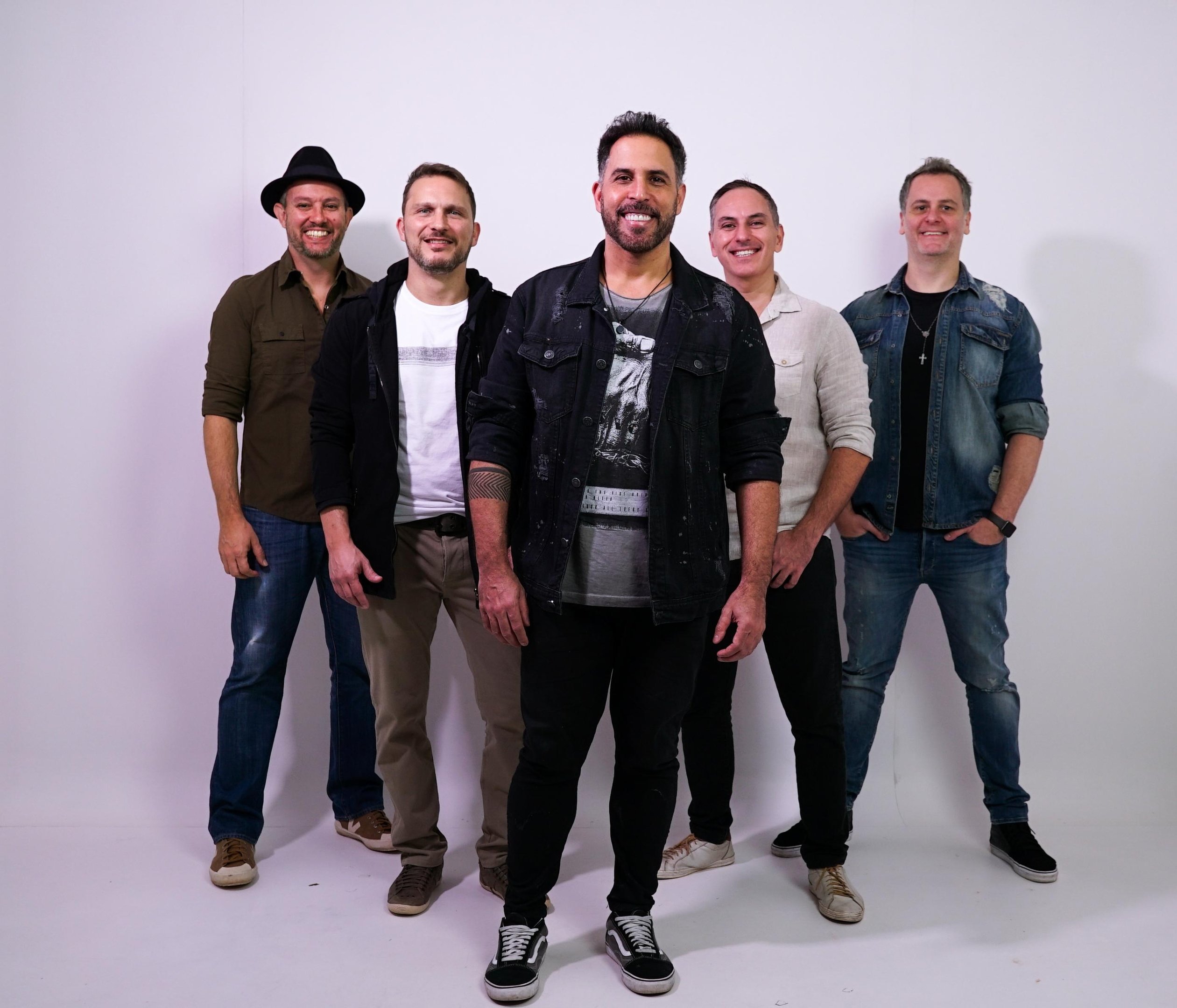 Banda Inimigos da HP realiza show