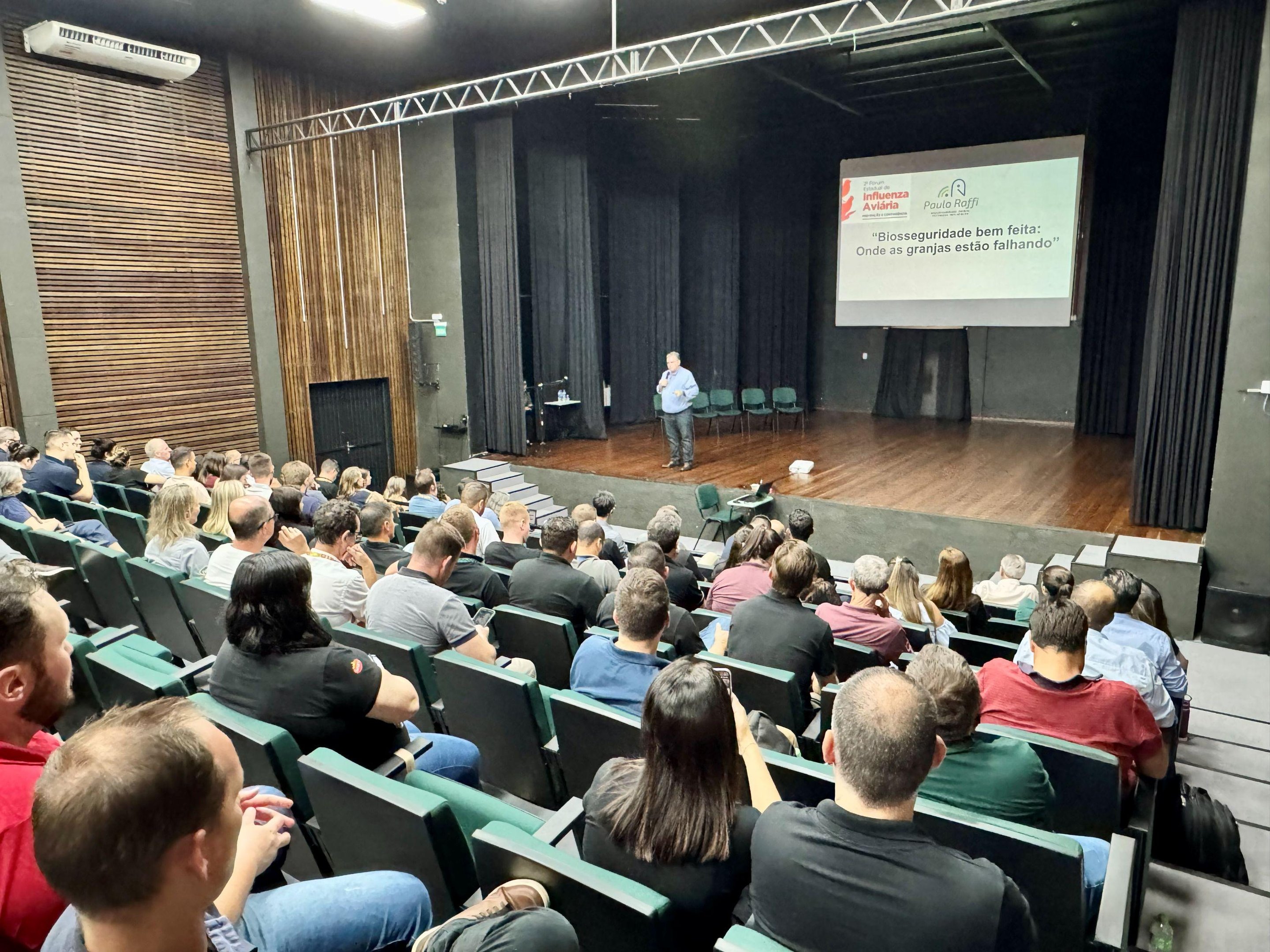 Encontro ocorre no momento em que o Estado vem adotando medidas de contingenciamento e vigil&acirc;ncia ativa ap&oacute;s a confirma&ccedil;&atilde;o de um foco de H5N1 em aves silvestres na Reserva Taim