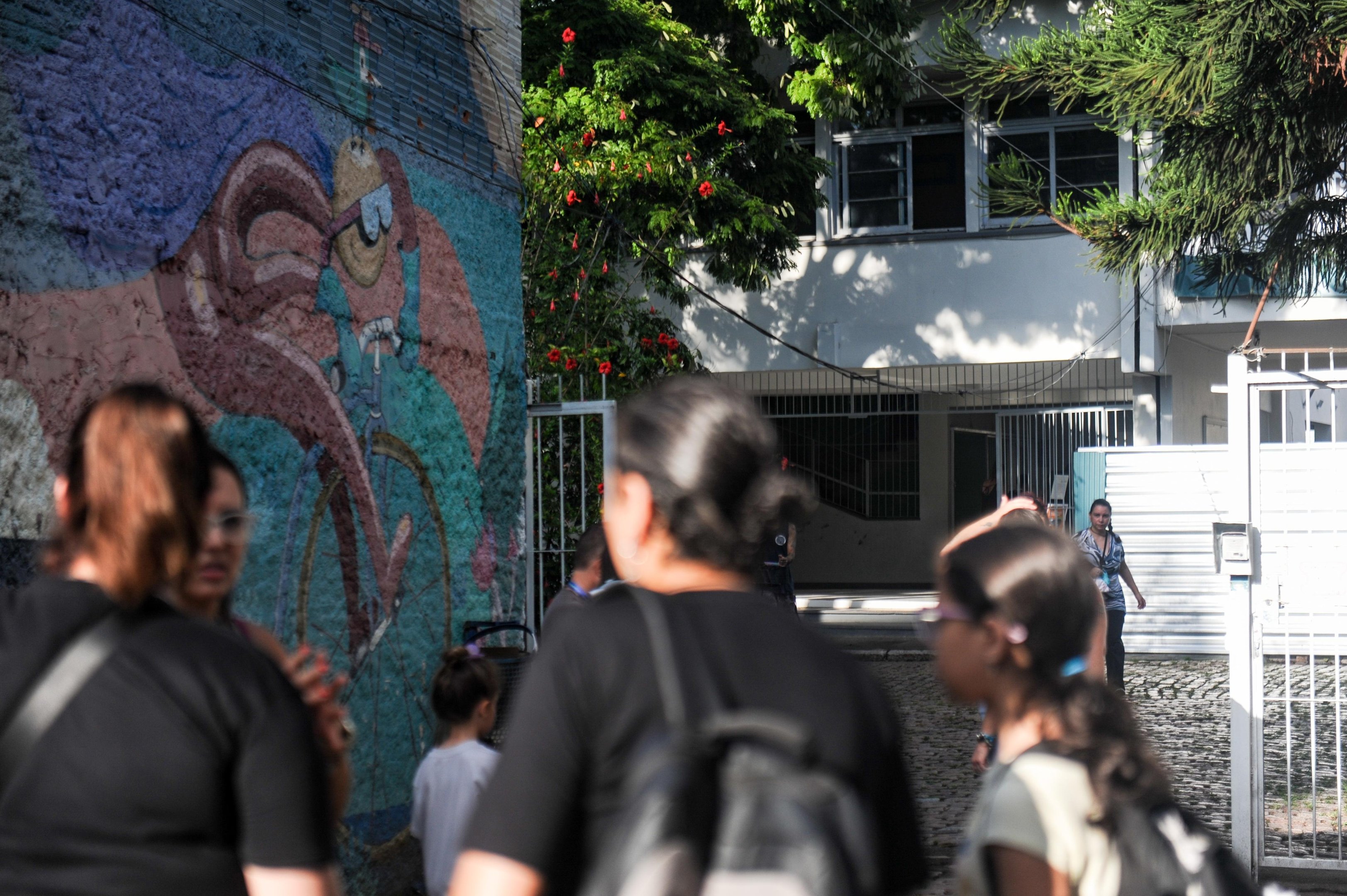 Chamas foram registradas na Escola Leopolda Barnewitz, em Porto Alegre