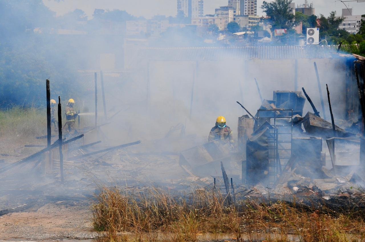 Inc&ecirc;ndio destruiu um dep&oacute;sito na rua Jairo Gondim Da Silva , no bairro Costa e Silva, na zona Norte de Porto Alegre