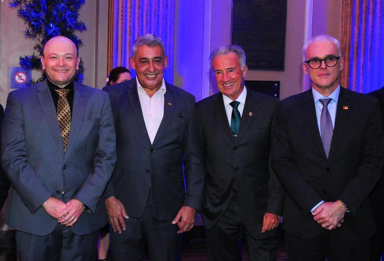 Marcelo Dantas, diretor presidente do Correio do Povo, com Sebasti&atilde;o Melo, prefeito de Porto Alegre, o desembargador T&uacute;lio de Oliveira Martins e o procurador-geral do RS, Alexandre Saltz , em evento que reuniu diversas autoridades