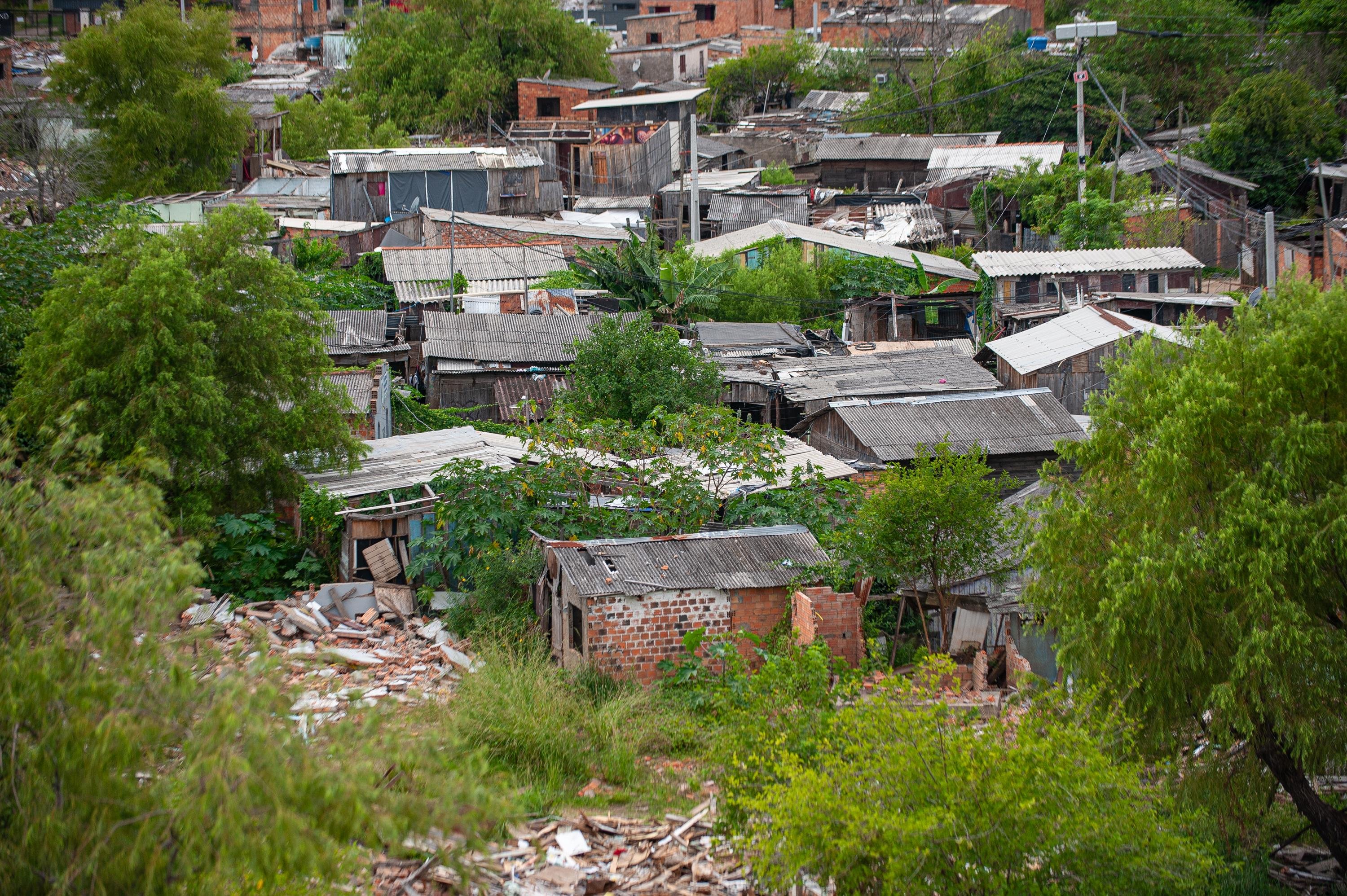 Demoli&ccedil;&atilde;o de casas na vila Volunt&aacute;rios segue para a retomada da constru&ccedil;&atilde;o da nova ponte do Gua&iacute;ba