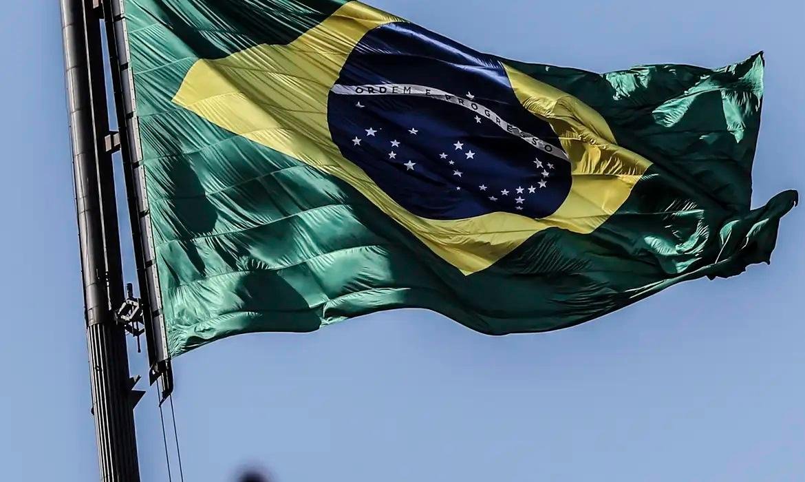 Texto retira a necessidade dos estabelecimento de ensino de hastear a bandeira