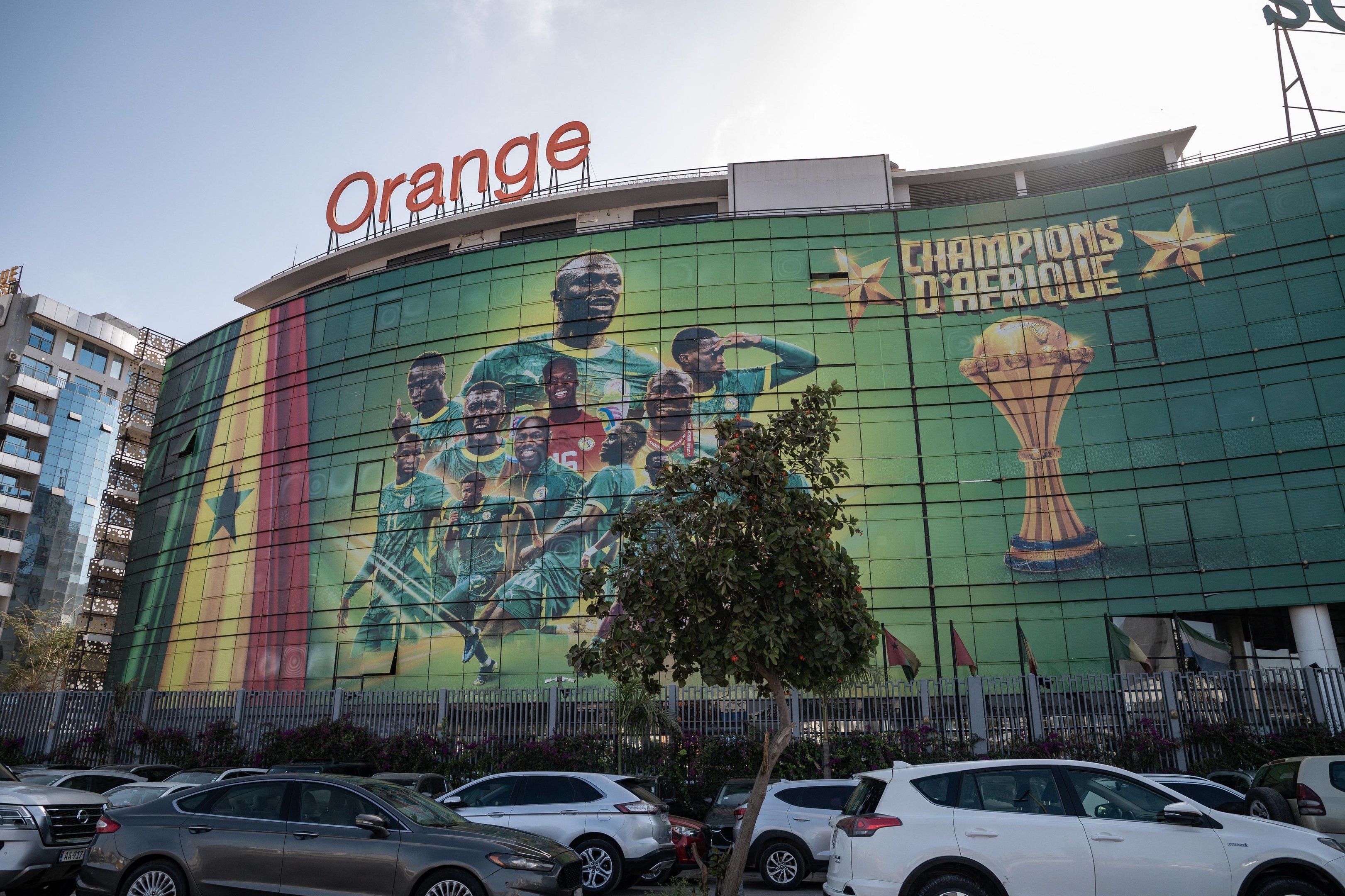 Painel comemora o t&iacute;tulo de Senegal nas ruas de Dakar