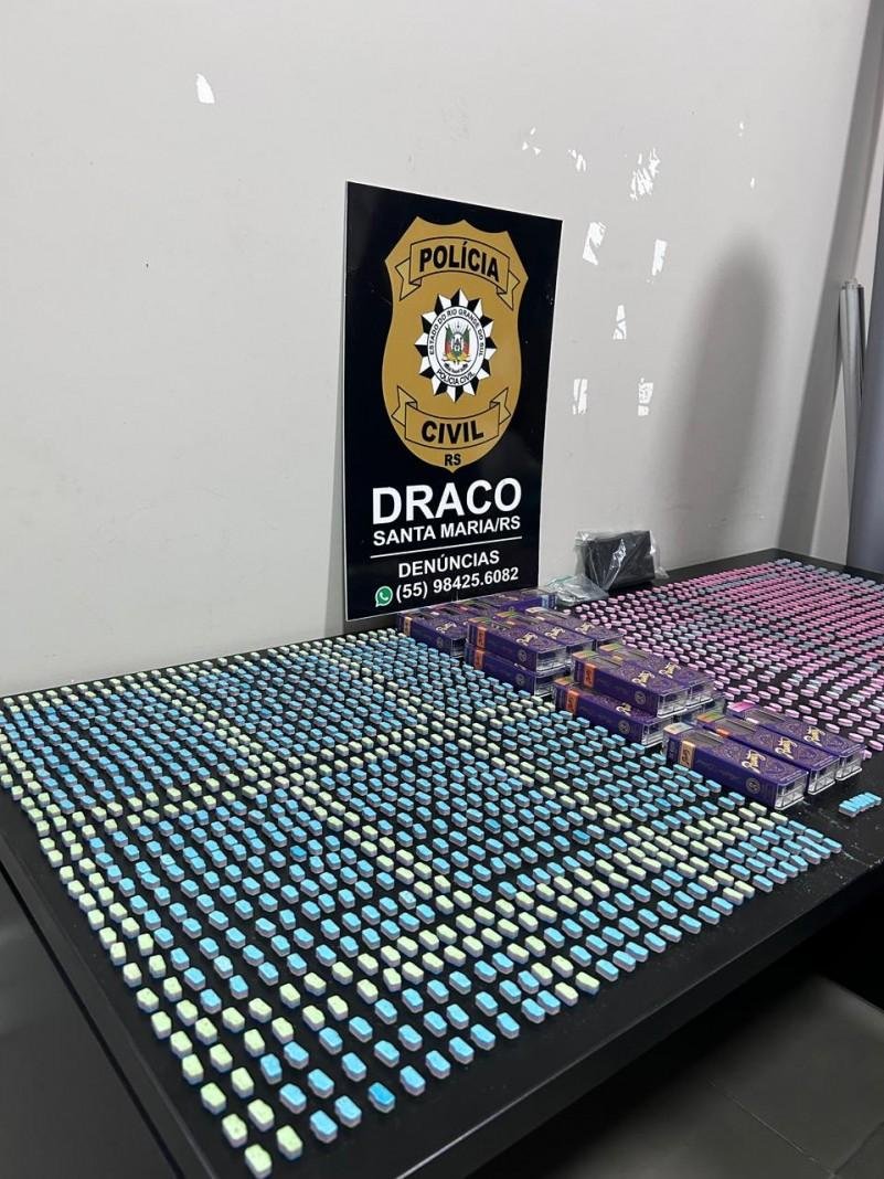 Foram apreendidos 2074 comprimidos de ecstasy, 18 unidades de LSD e 18 cigarros eletr&ocirc;nicos com THC