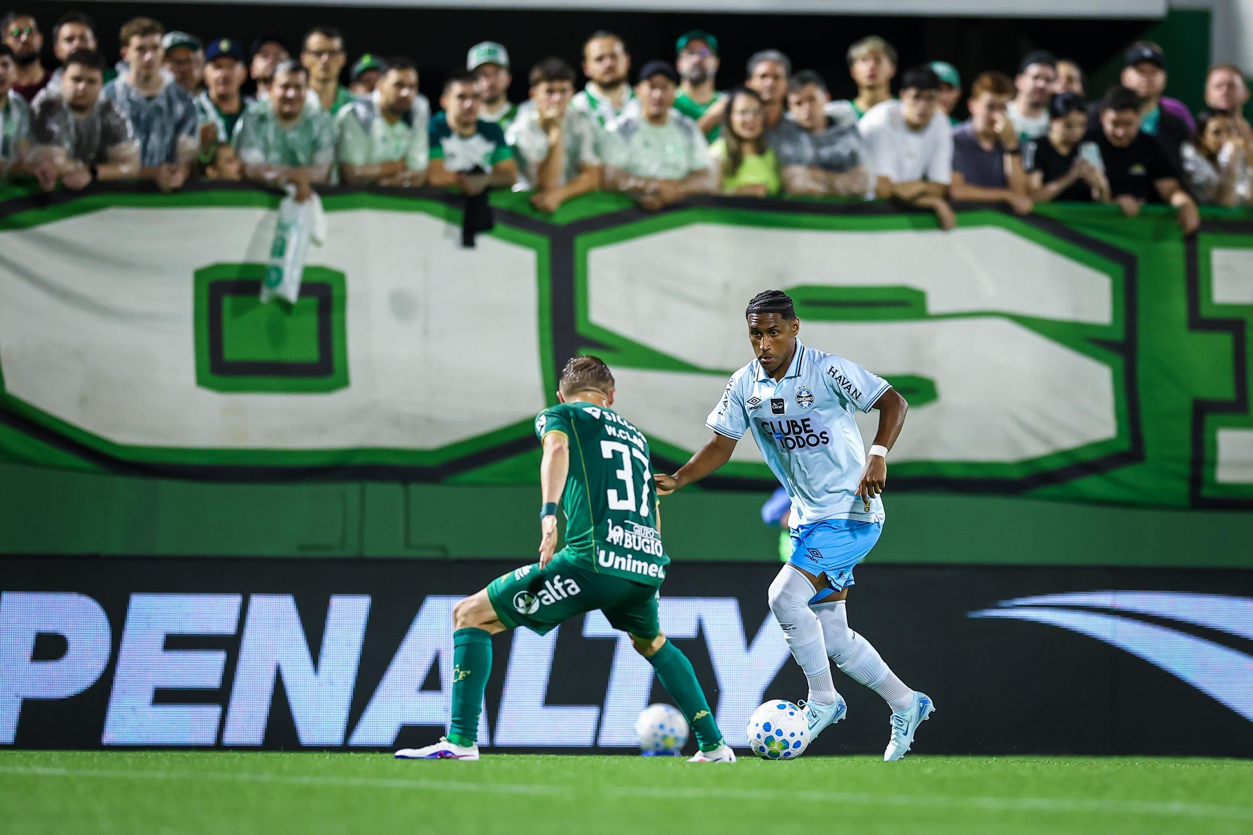 Tet&ecirc; voltou a ser titular no empate com a Chapecoense, em Chapec&oacute;