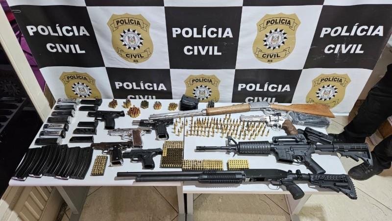 A&ccedil;&atilde;o resultou na pris&atilde;o tempor&aacute;ria de um homem e apreens&atilde;o de armas de fogo, muni&ccedil;&otilde;es e carregadores